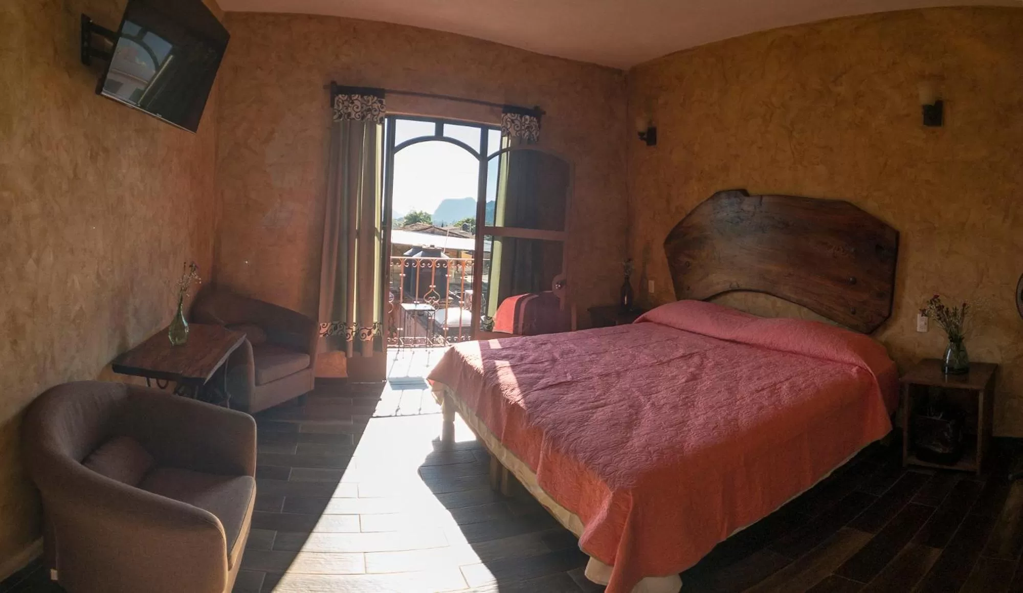 Photo of the whole room, Bed in Flor de Cera