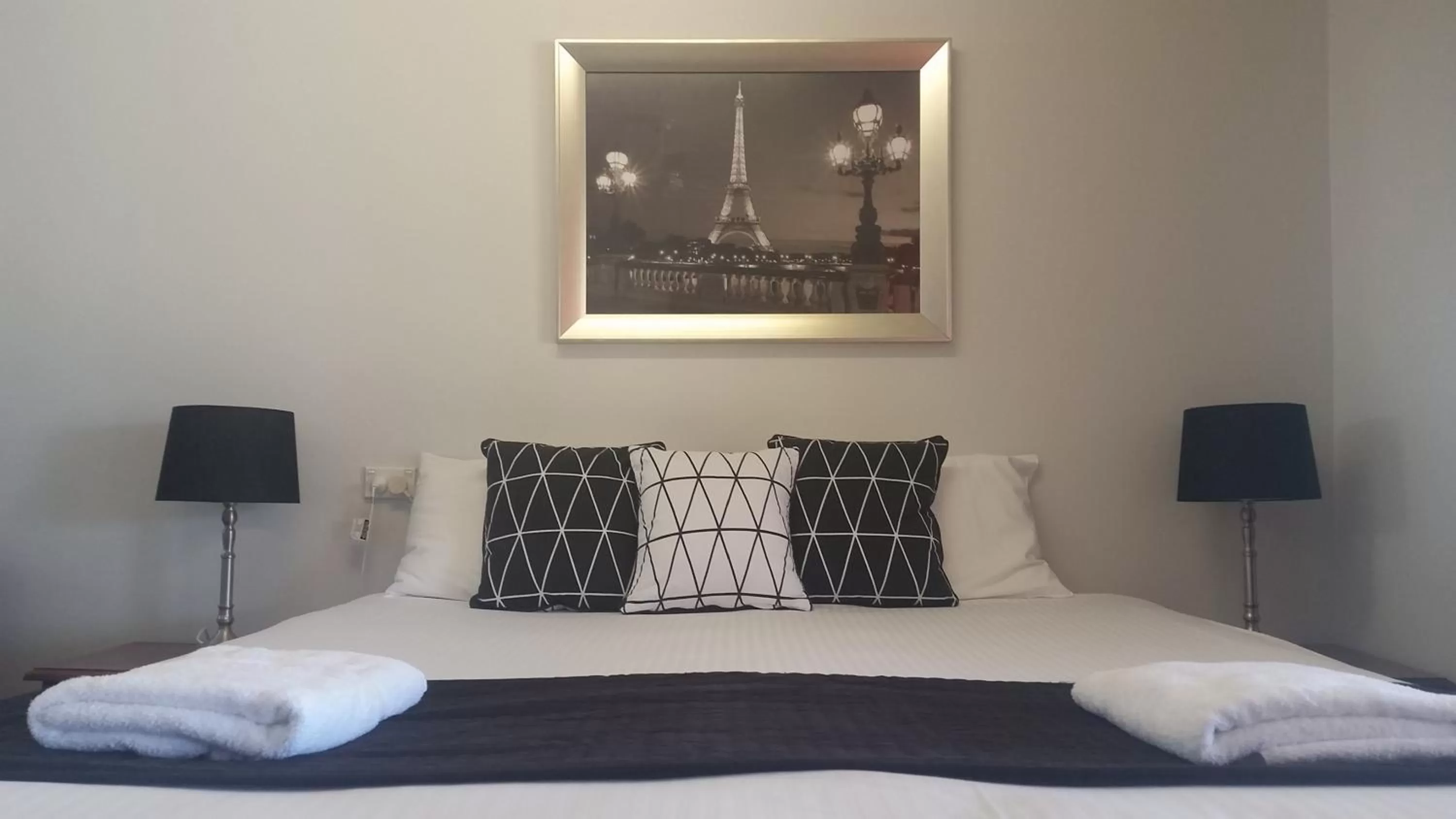 Bed in Econo Lodge Chaparral Motel Ballina