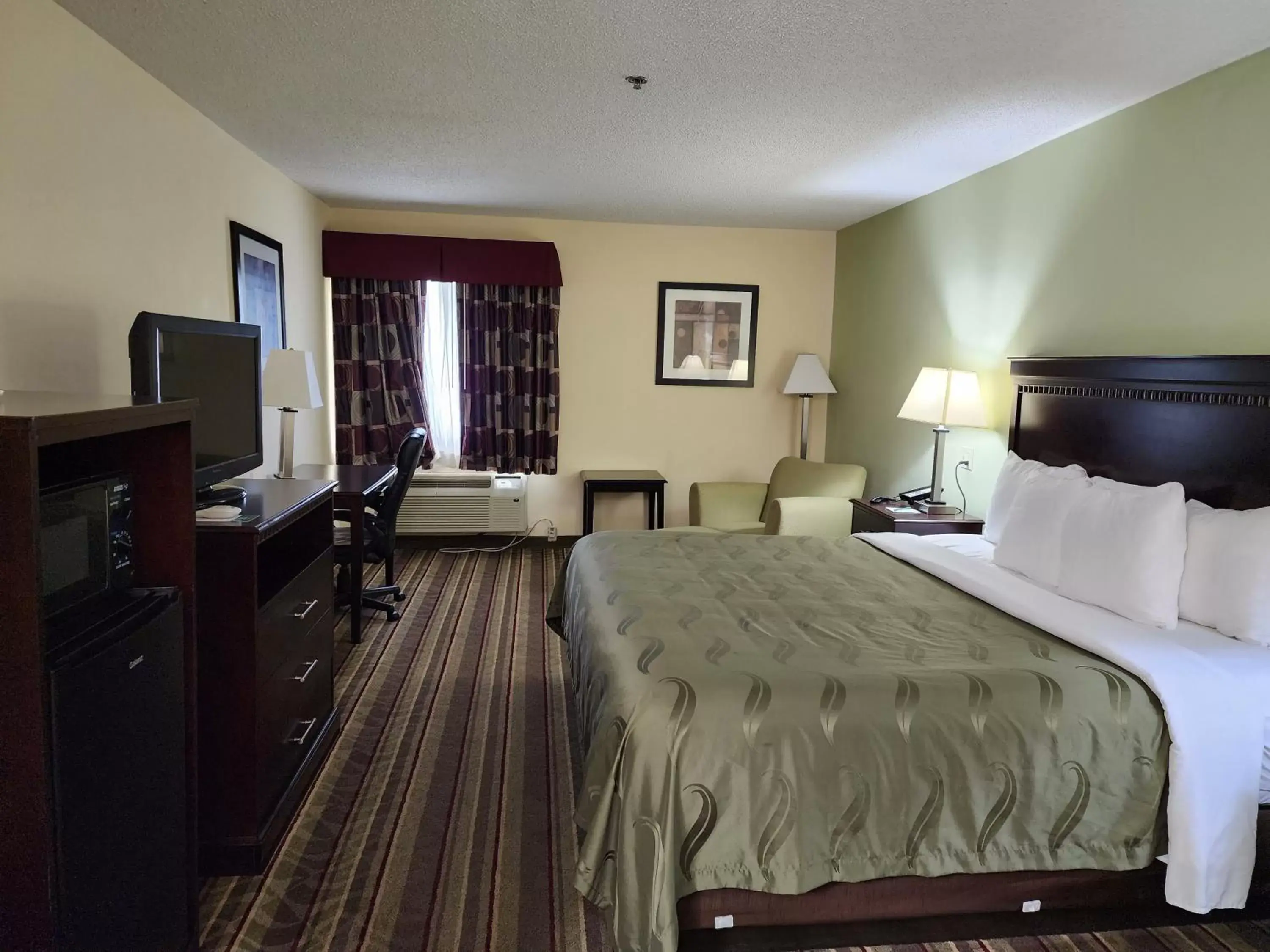 King Room - Non-Smoking in Quality Inn Wheelersburg King Room - Non-Smoking in Quality Inn Wheelersburg