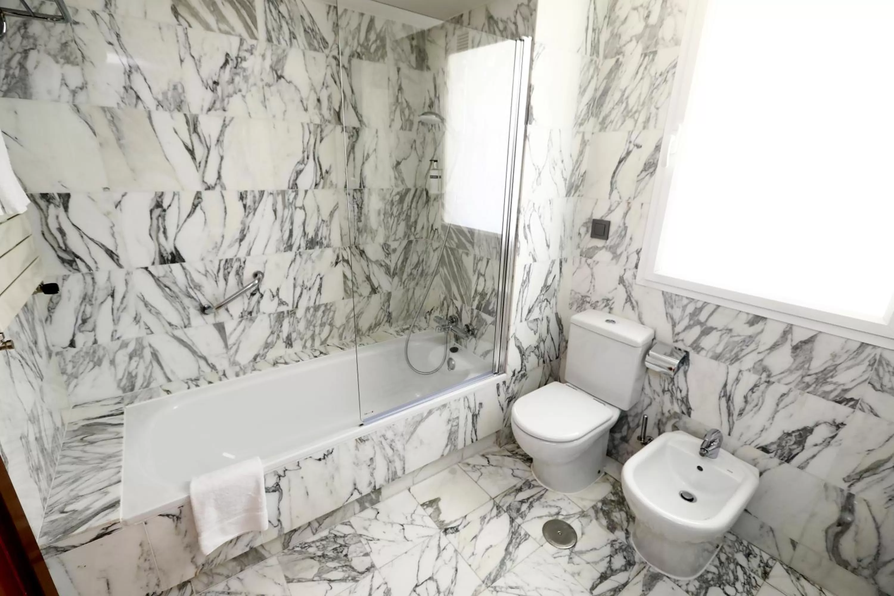 Bathroom in Travelodge Madrid Coslada Aeropuerto