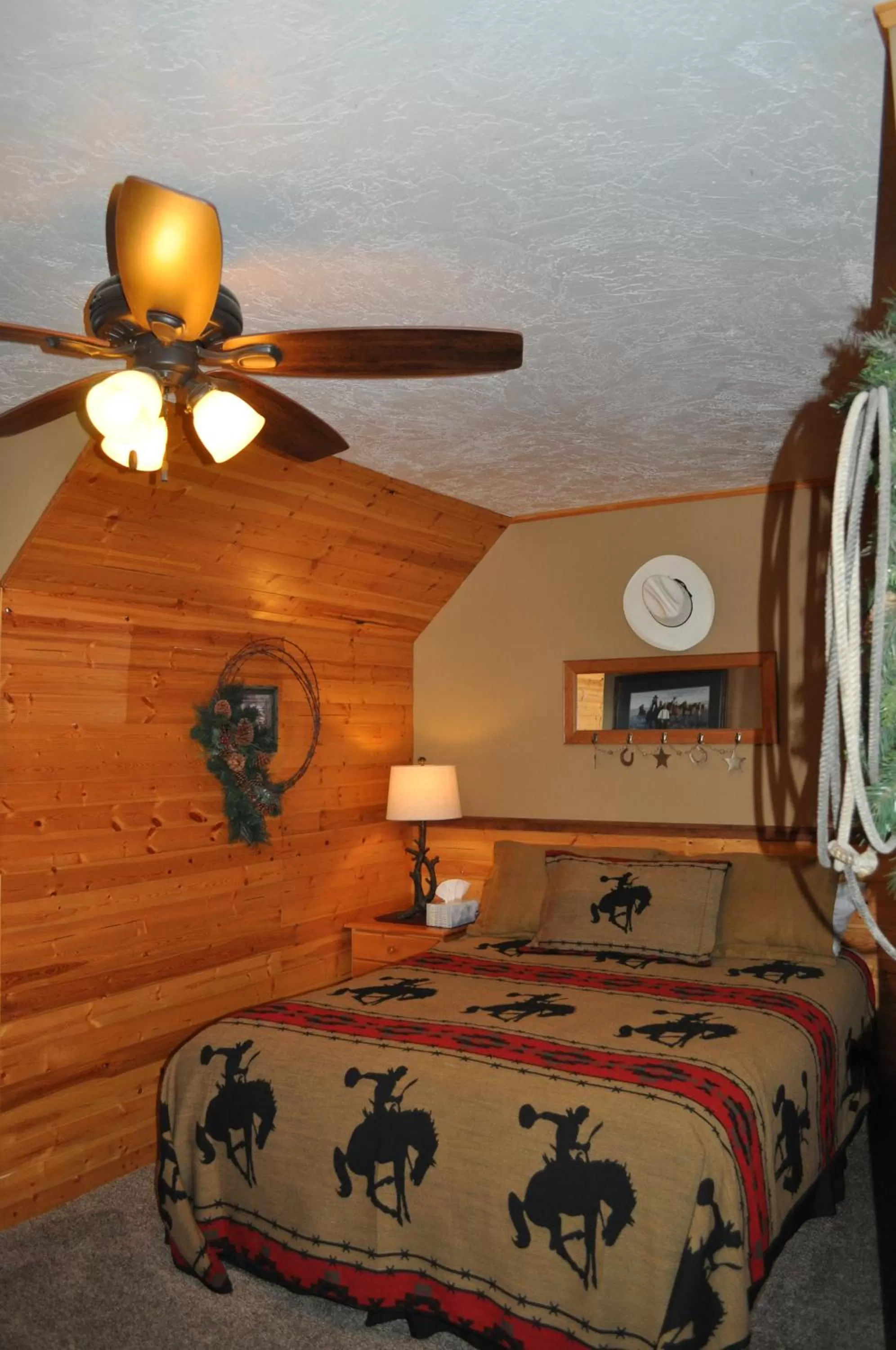 Bed in Rocky Ridge Country Lodge