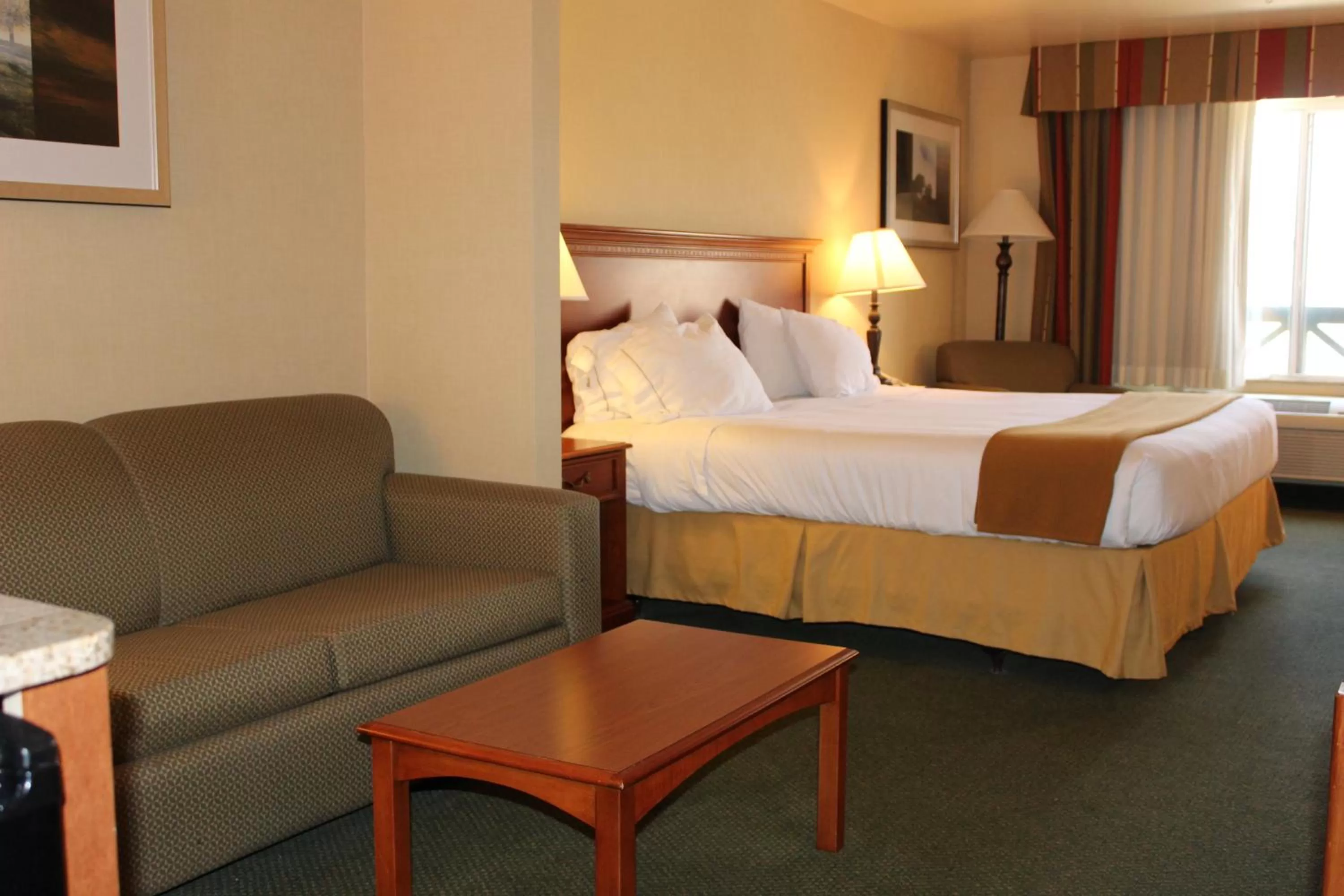 Bed in Holiday Inn Express Tehachapi by IHG