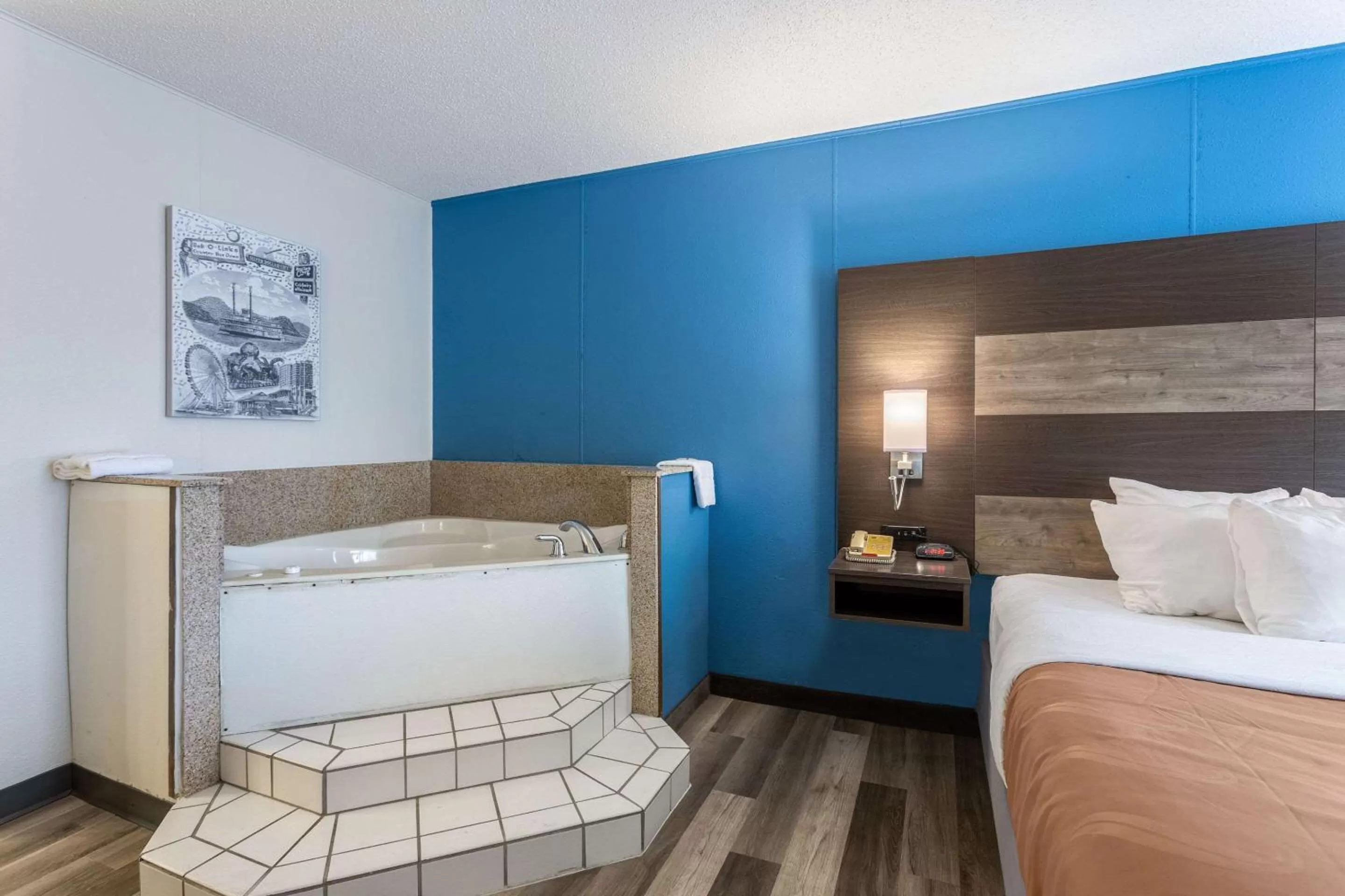 Photo of the whole room, Bed in Quality Inn Branson On the Strip