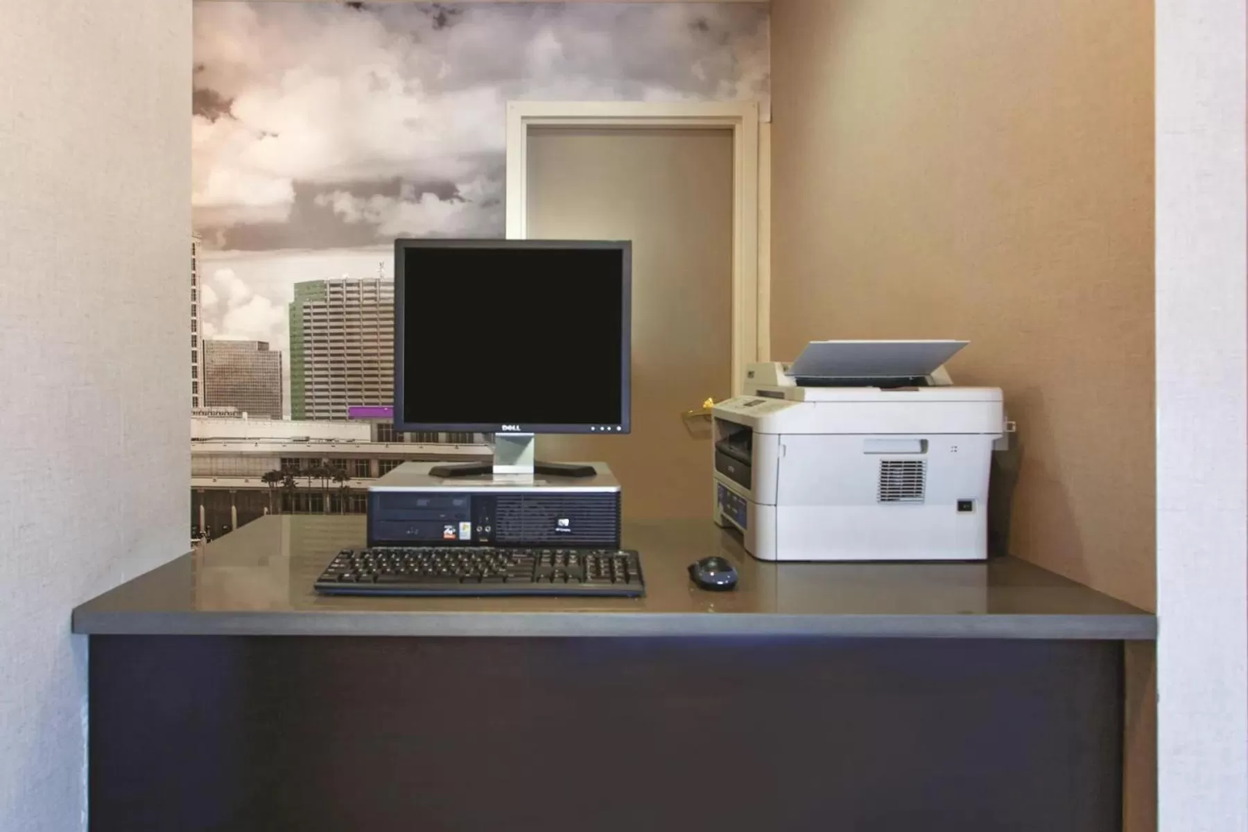 On-site shops in La Quinta by Wyndham Tampa Bay Area-Tampa South