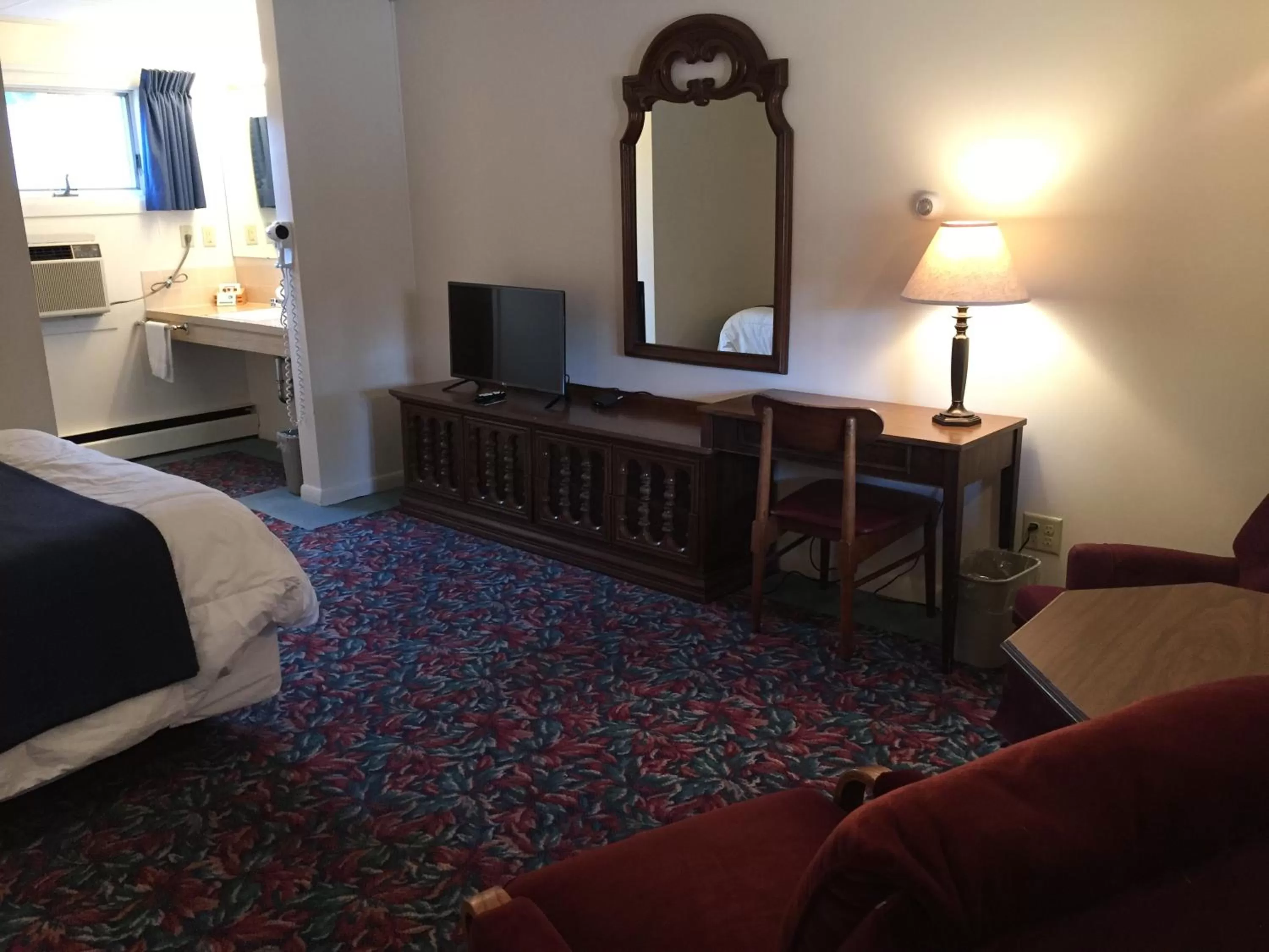 Photo of the whole room, Bed in Cedar Motor Inn