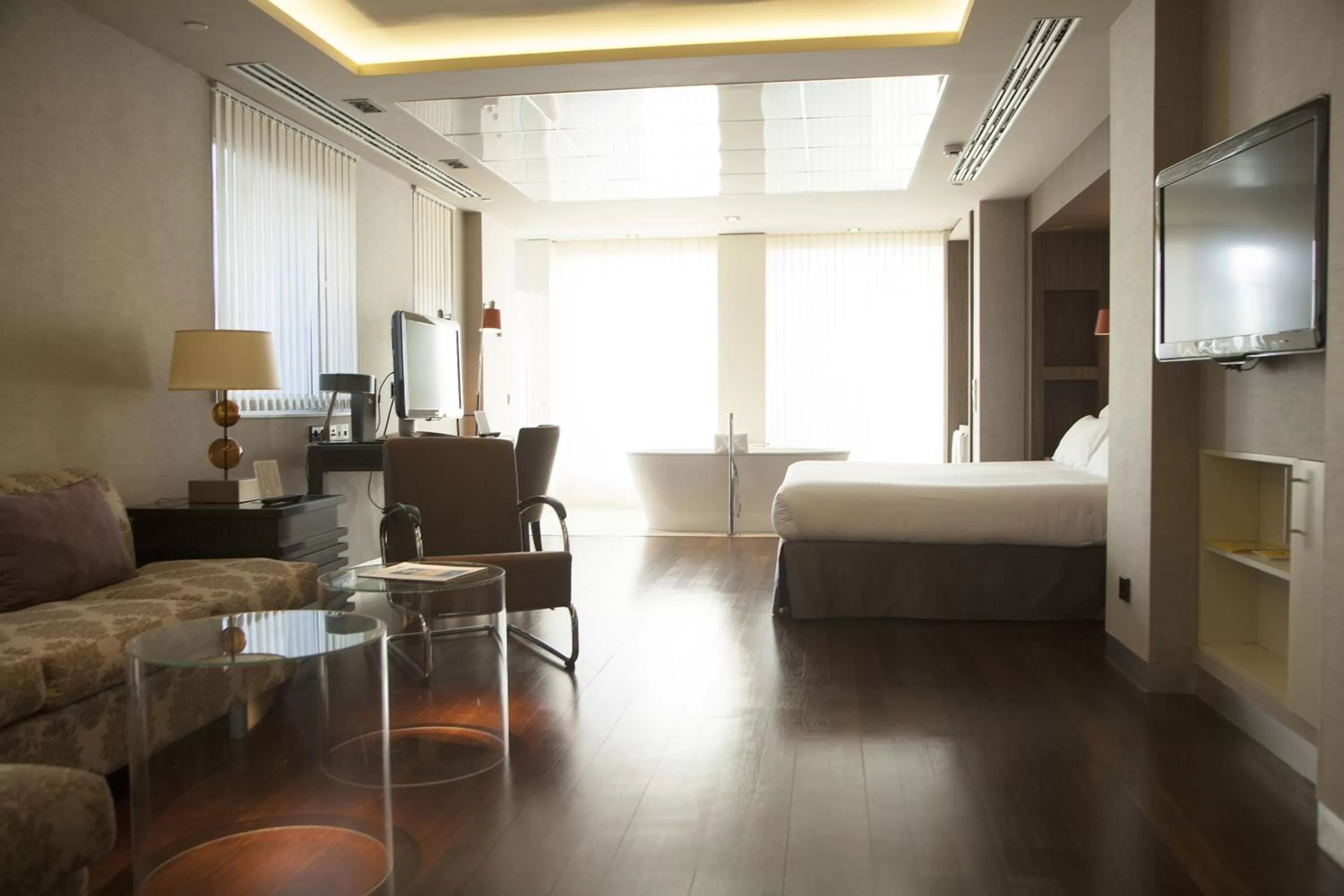 Bathroom, Bed in Hotel Alfonso