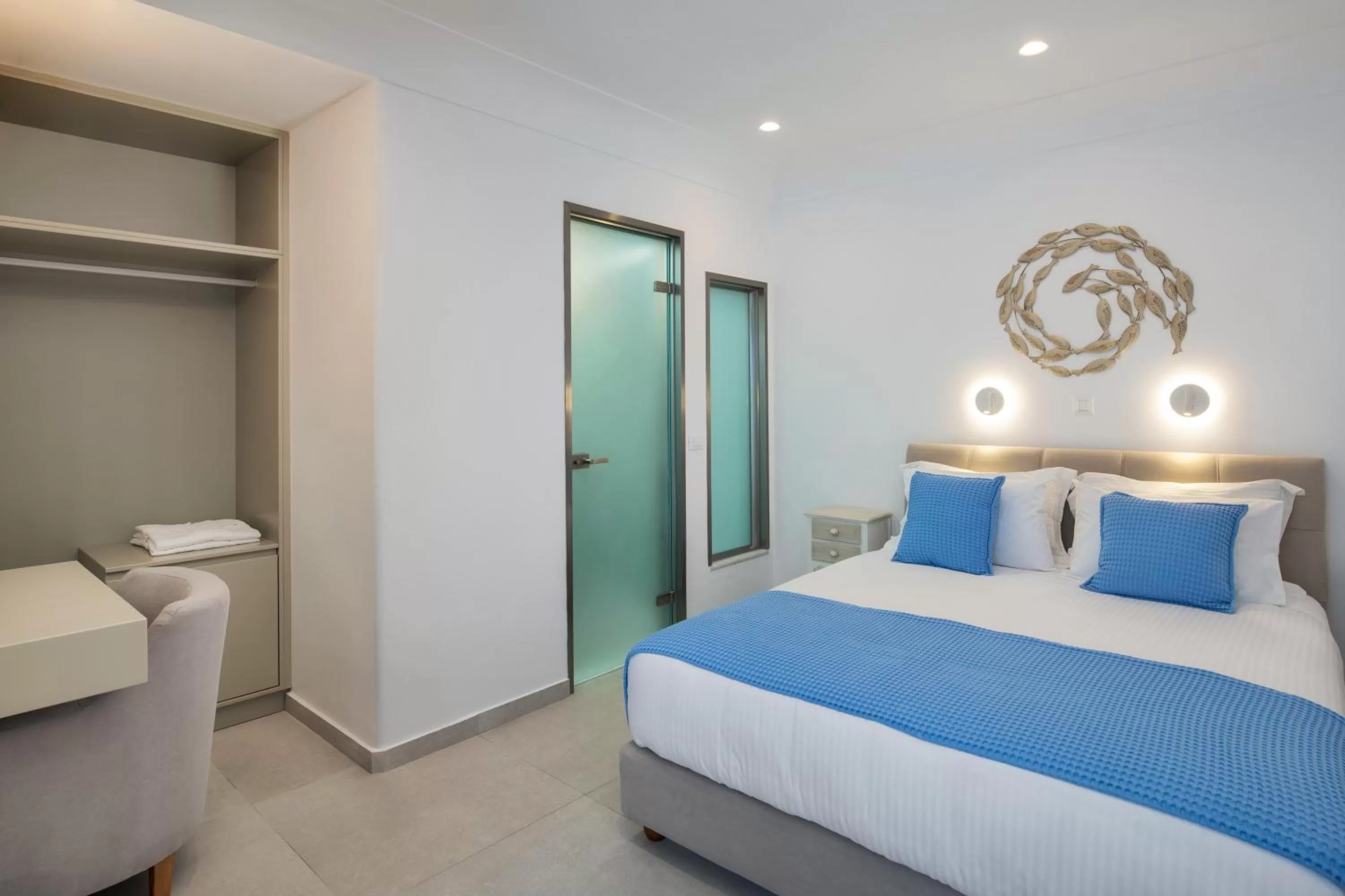 Photo of the whole room, Bed in City Break