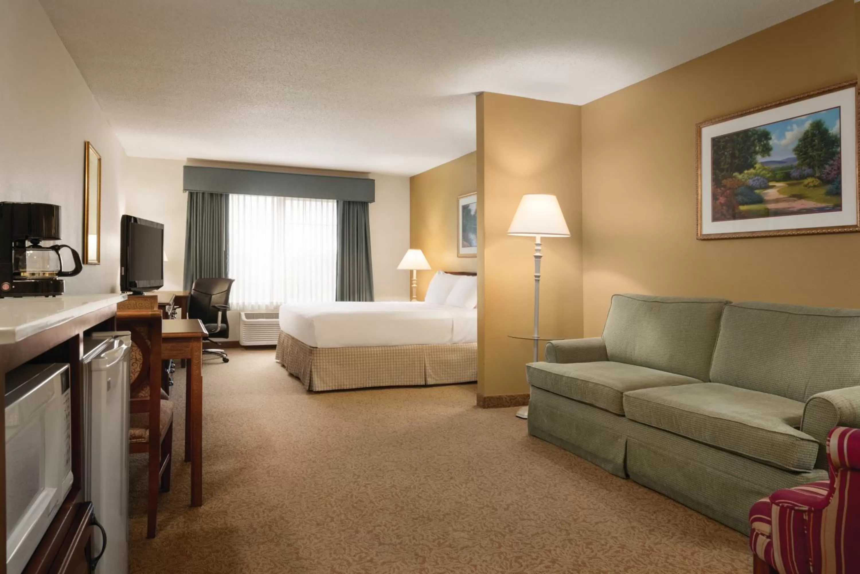 Bedroom, Bed in Country Inn & Suites by Radisson, Mankato Hotel and Conference Center, MN
