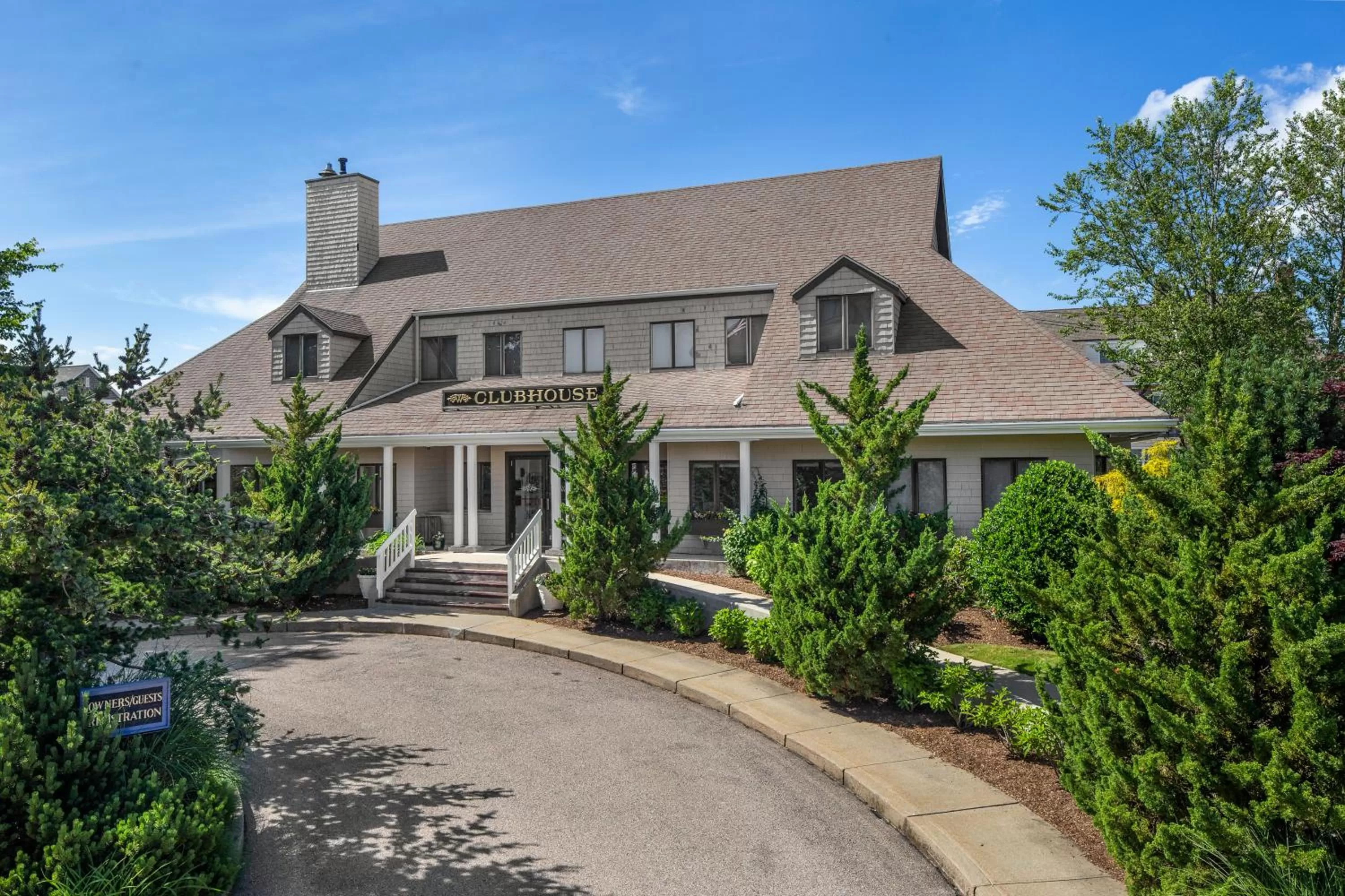 Property building in Wellington Resort