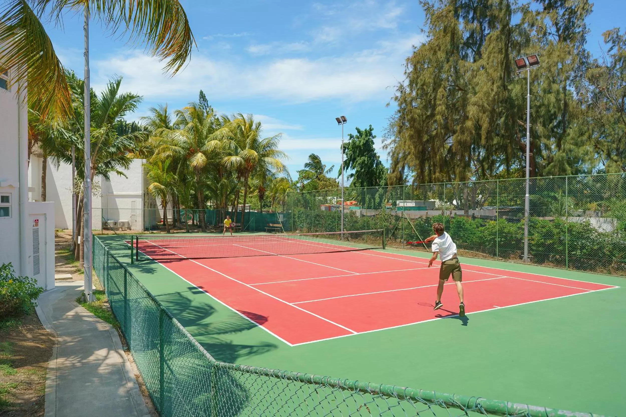Tennis court in Coin de Mire Attitude