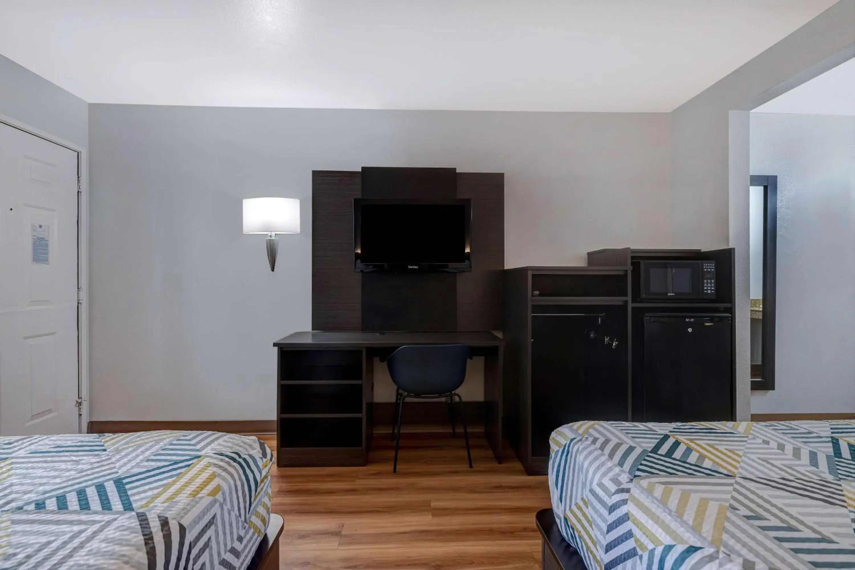 Quadruple Room - single occupancy - Disability Access - Non-Smoking in Motel 6-Buttonwillow, CA Central Quadruple Room - single occupancy - Disability Access - Non-Smoking in Motel 6-Buttonwillow, CA Central