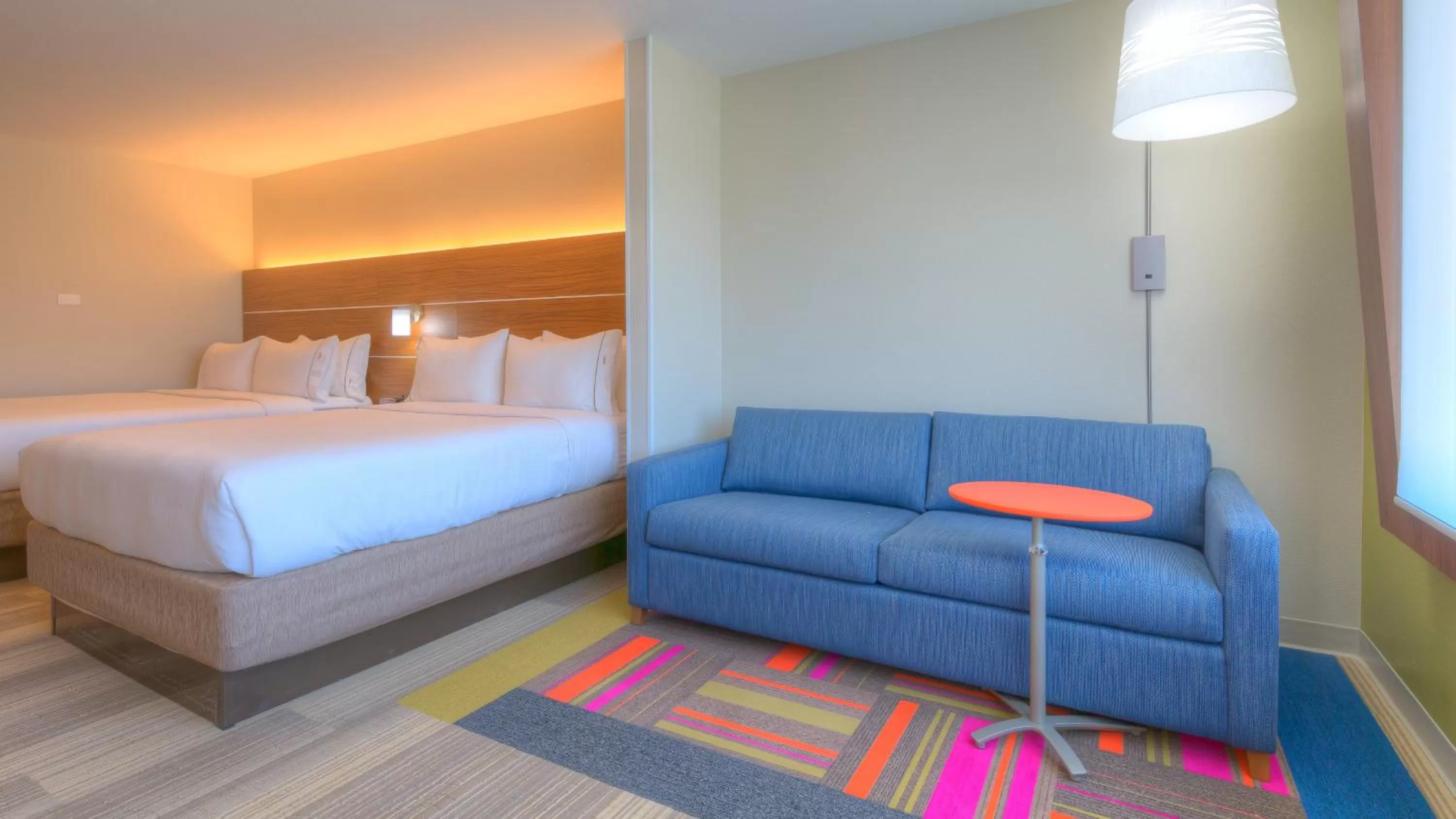 Photo of the whole room, Bed in Holiday Inn Express & Suites Tulsa Midtown by IHG