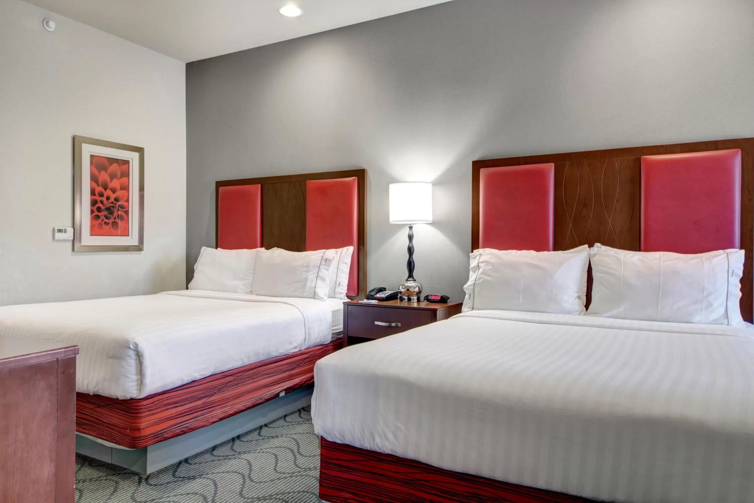 Photo of the whole room, Bed in Holiday Inn Express and Suites Oklahoma City North by IHG