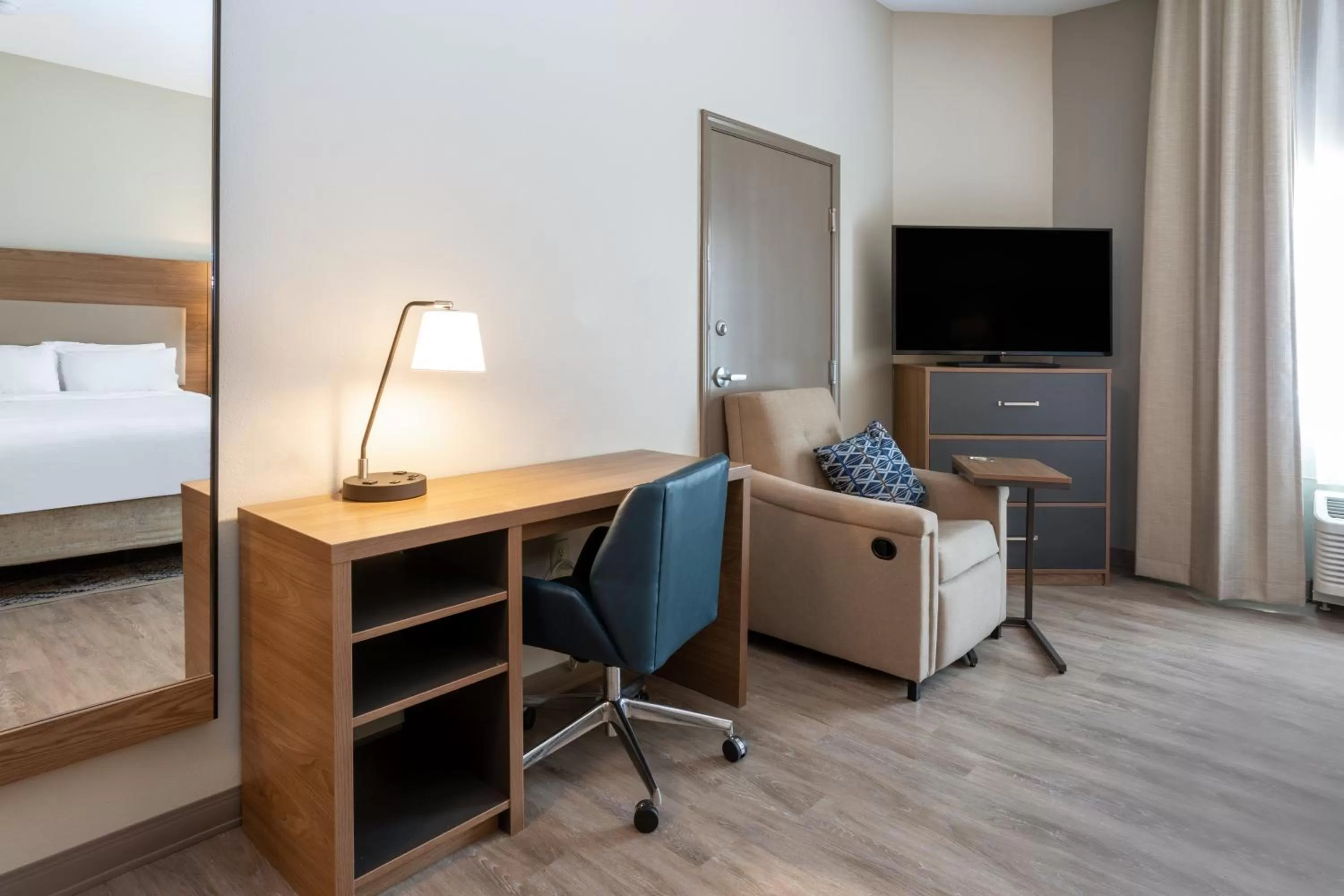 Photo of the whole room, Bed in Candlewood Suites Grand Junction by IHG