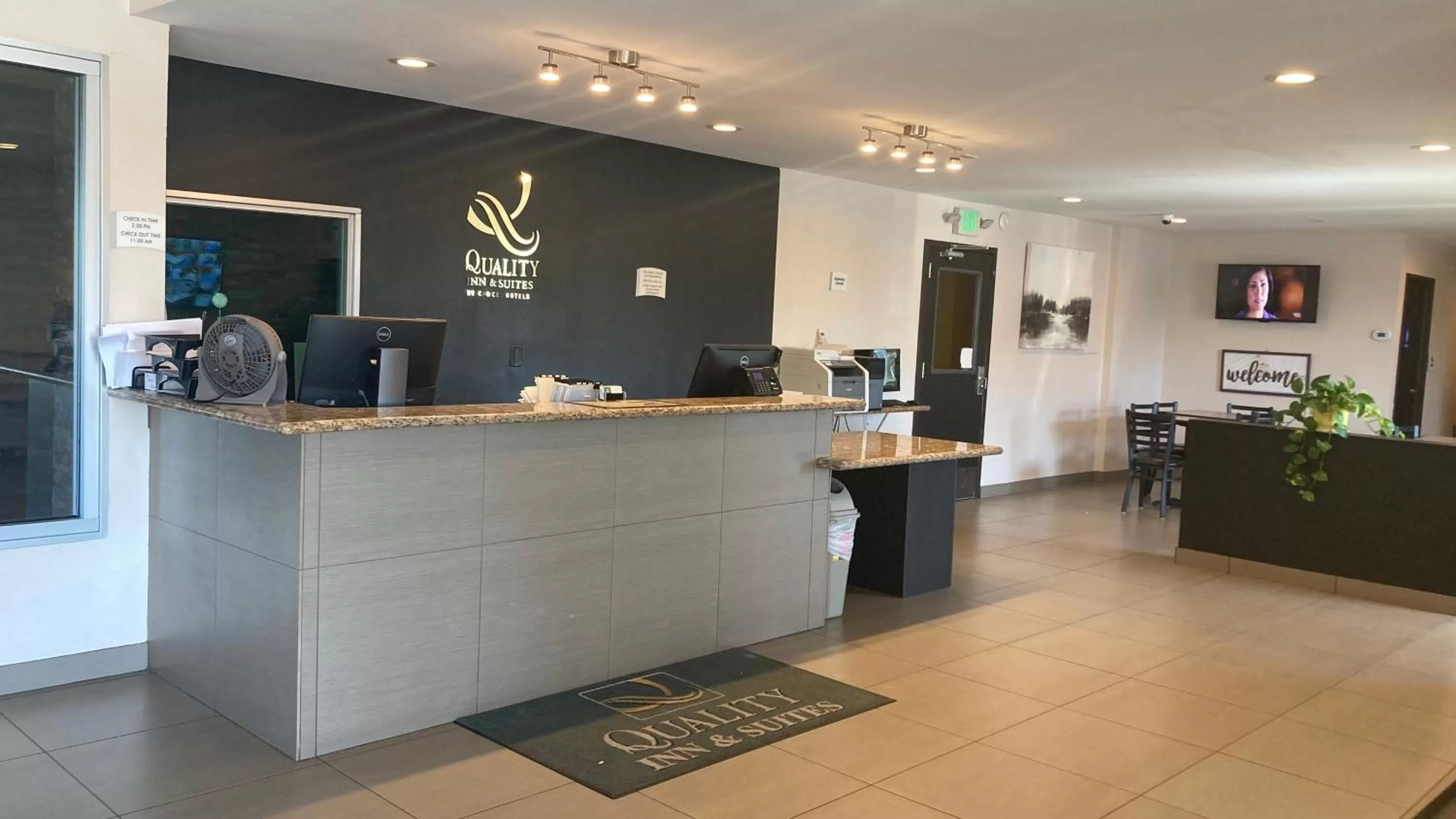 Lobby or reception in Quality Inn & Suites near Downtown Bakersfield