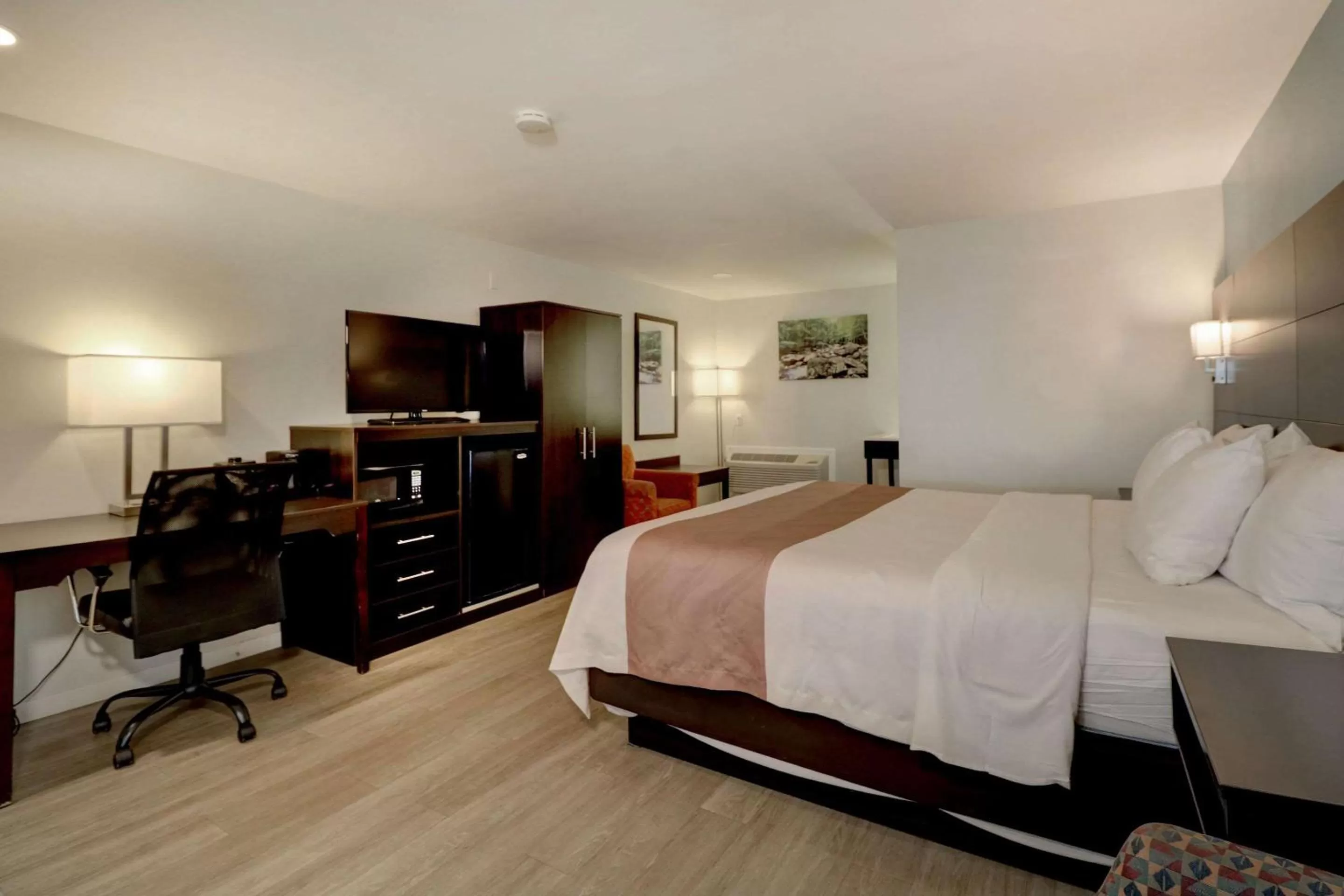 Bedroom, Bed in Quality Inn & Suites Lincoln I-93