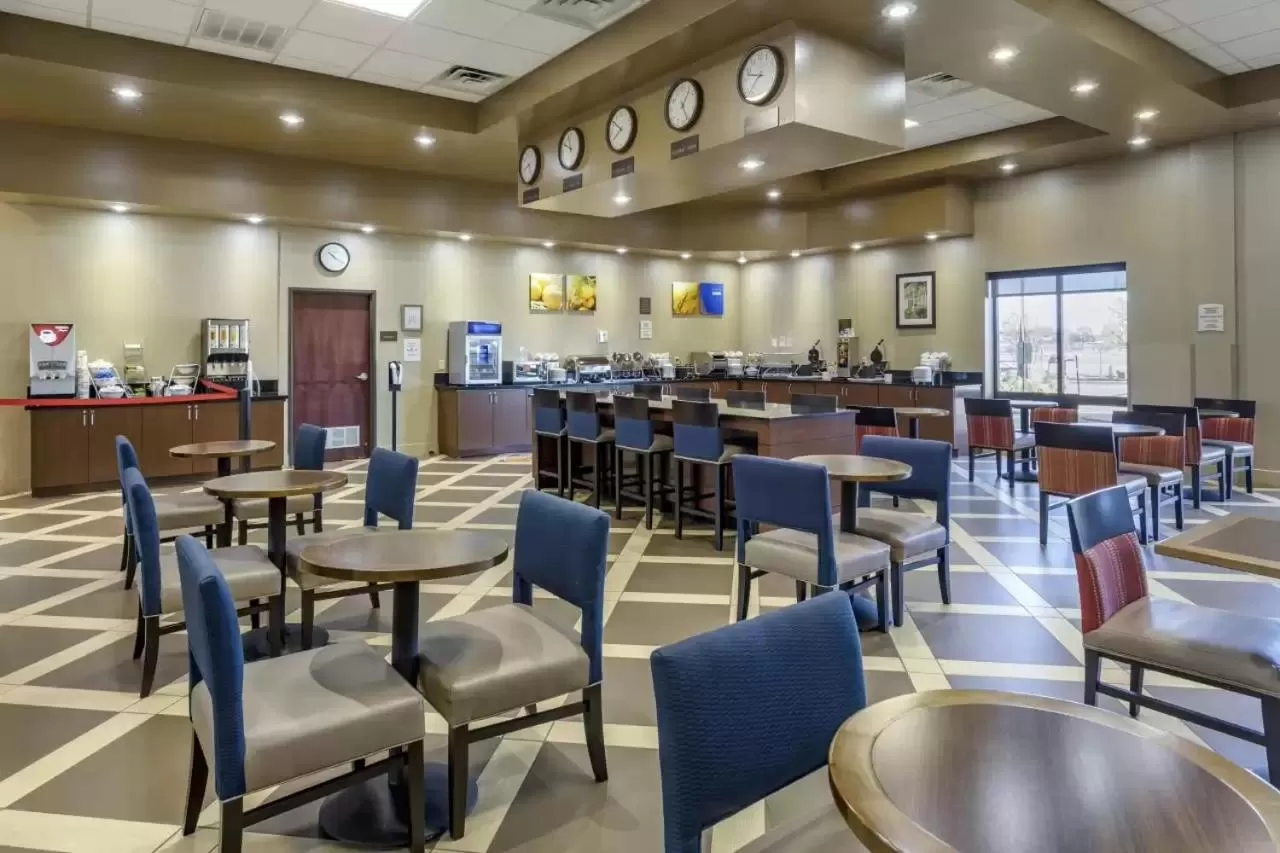 Seating area in Comfort Suites Batesville