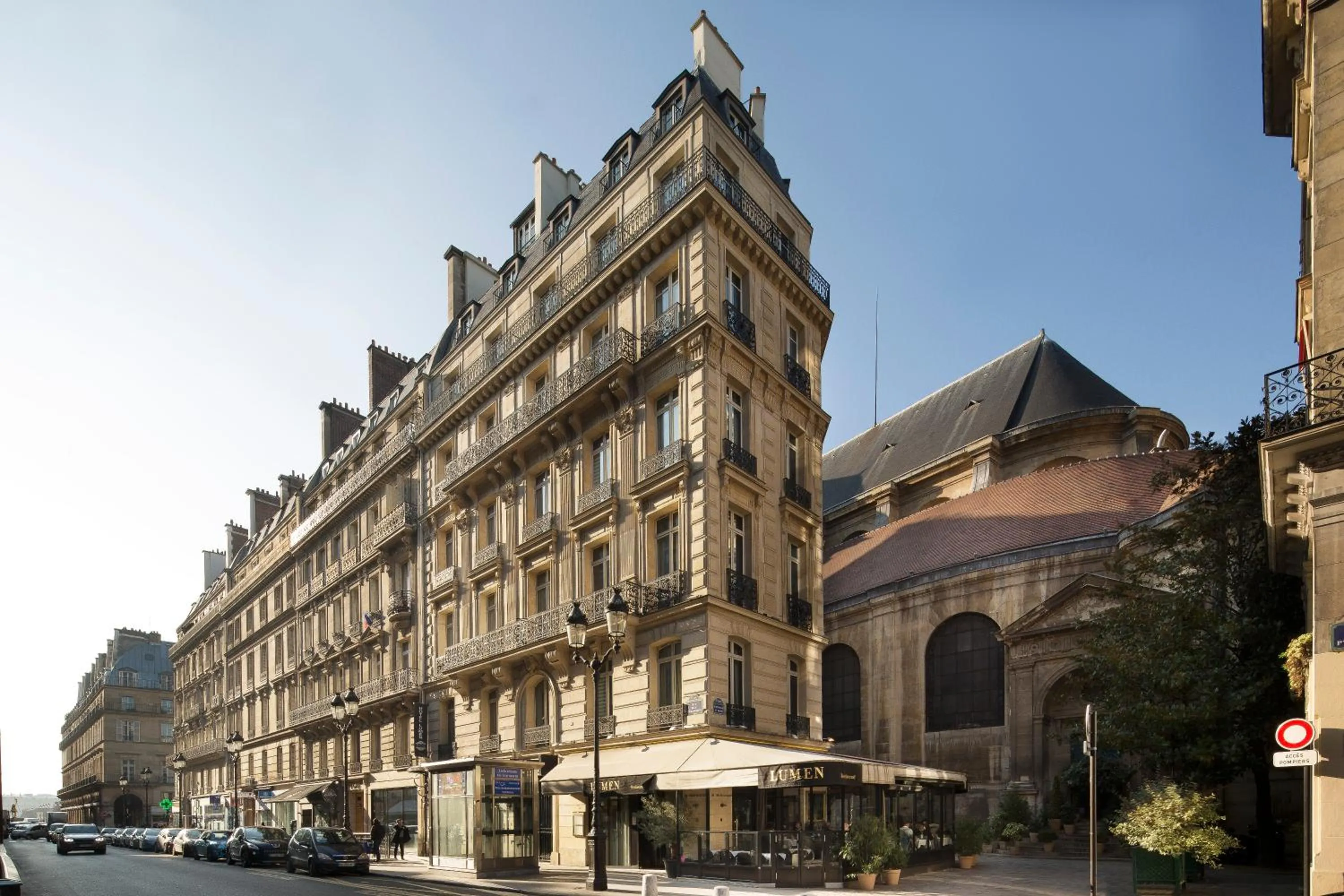 Property building in Hotel Lumen Paris Louvre