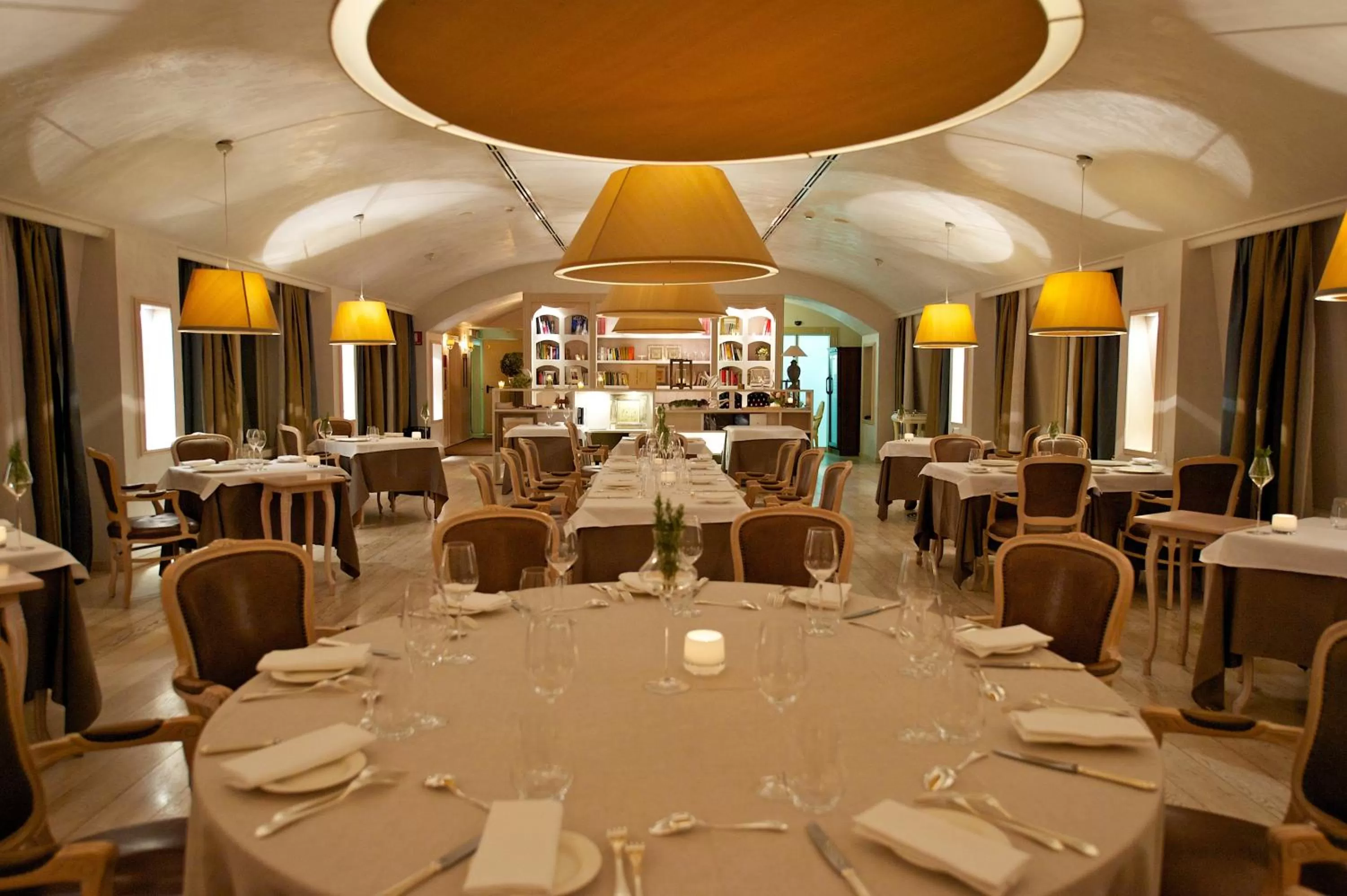 Restaurant/places to eat in Grand Visconti Palace