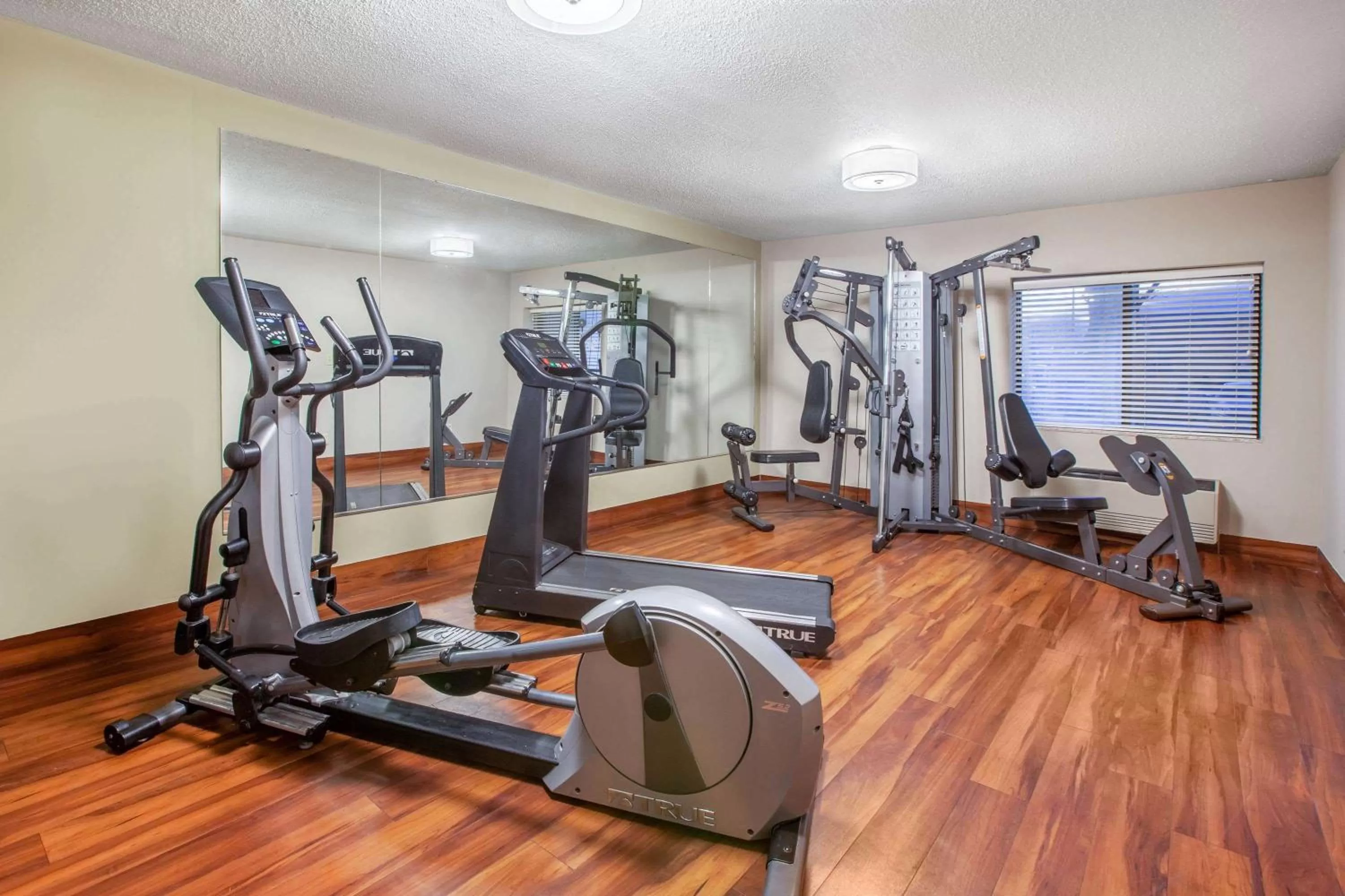 Fitness centre/facilities in Baymont by Wyndham Grand Rapids Airport