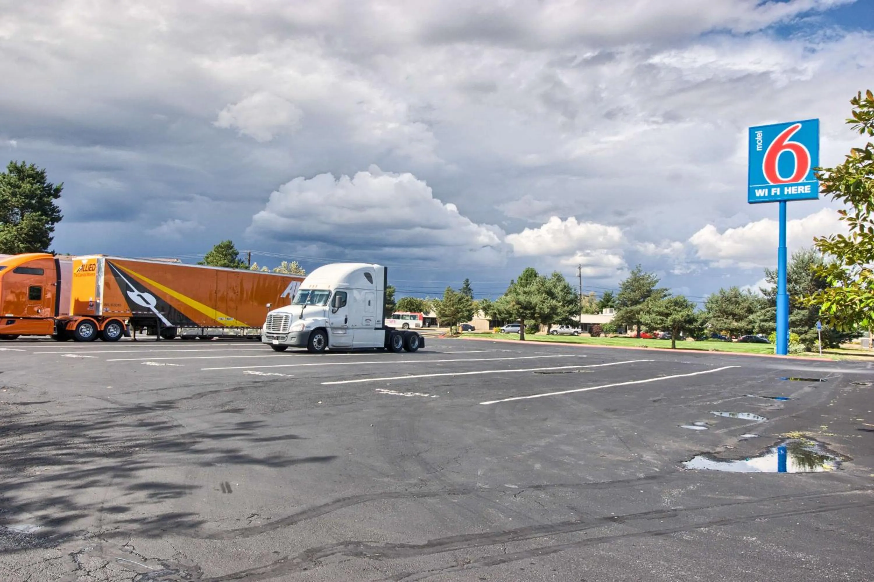 Property building in Motel 6-Everett, WA - North