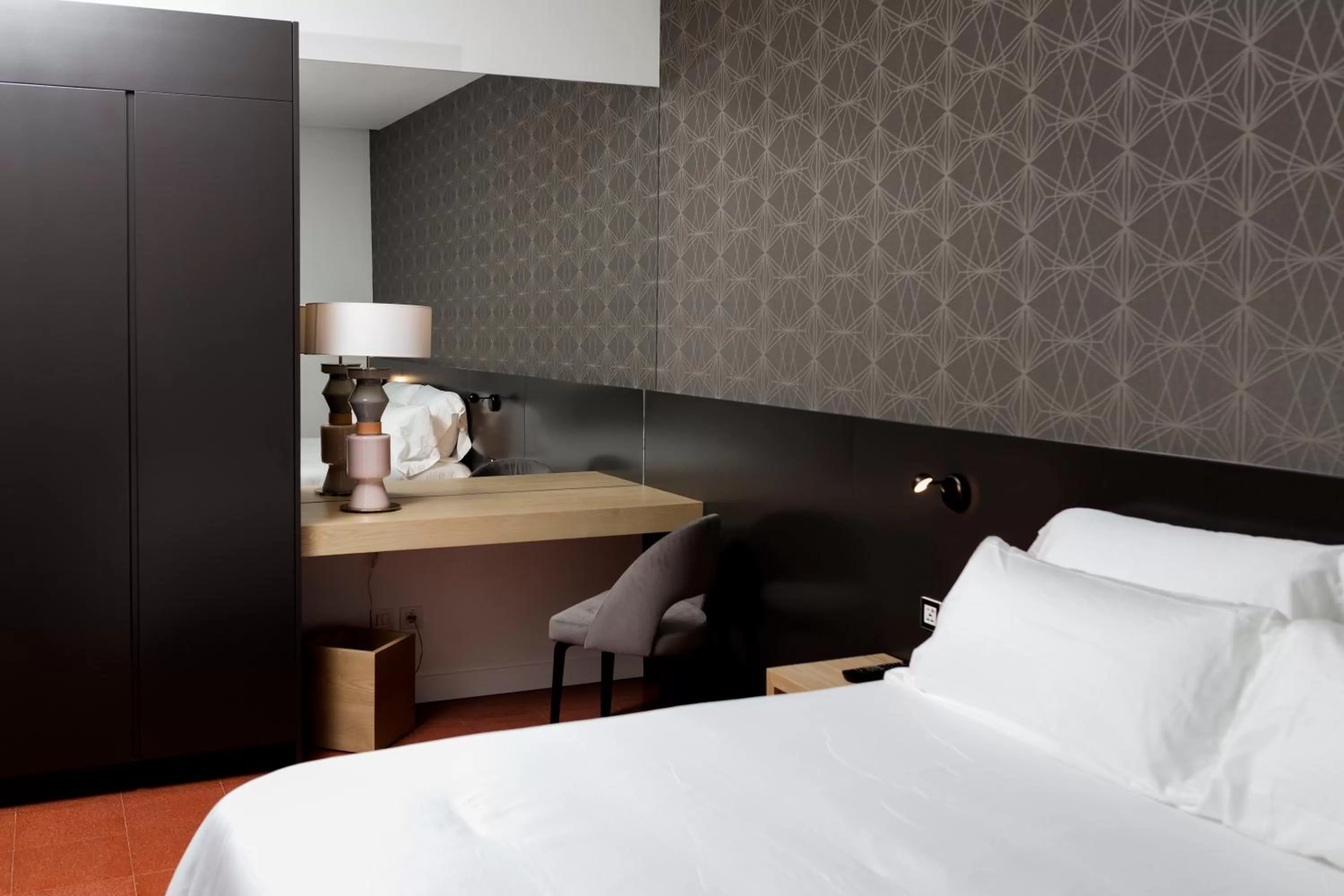 Bedroom, Bed in Suites 1478