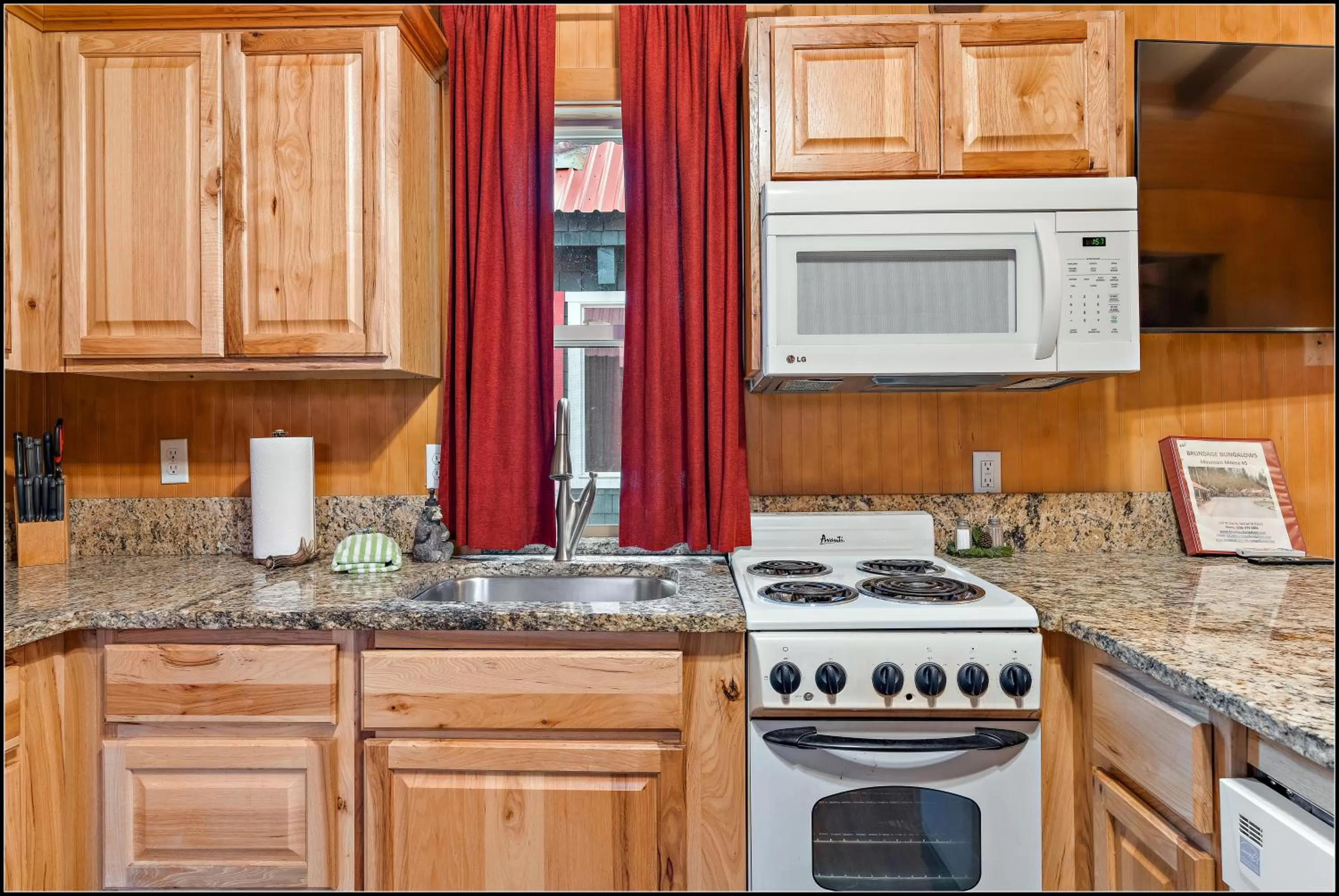 Kitchen or kitchenette in Brundage Bungalows