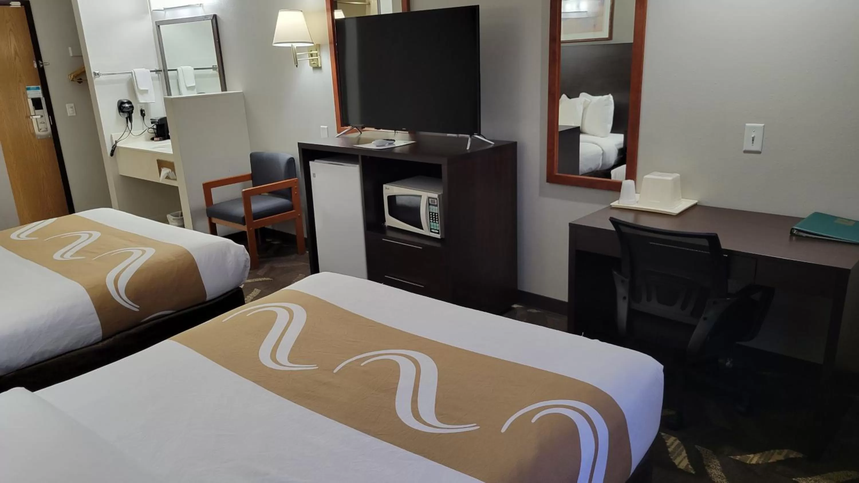 Photo of the whole room, Bed in Quality Inn & Suites Salina National Forest Area