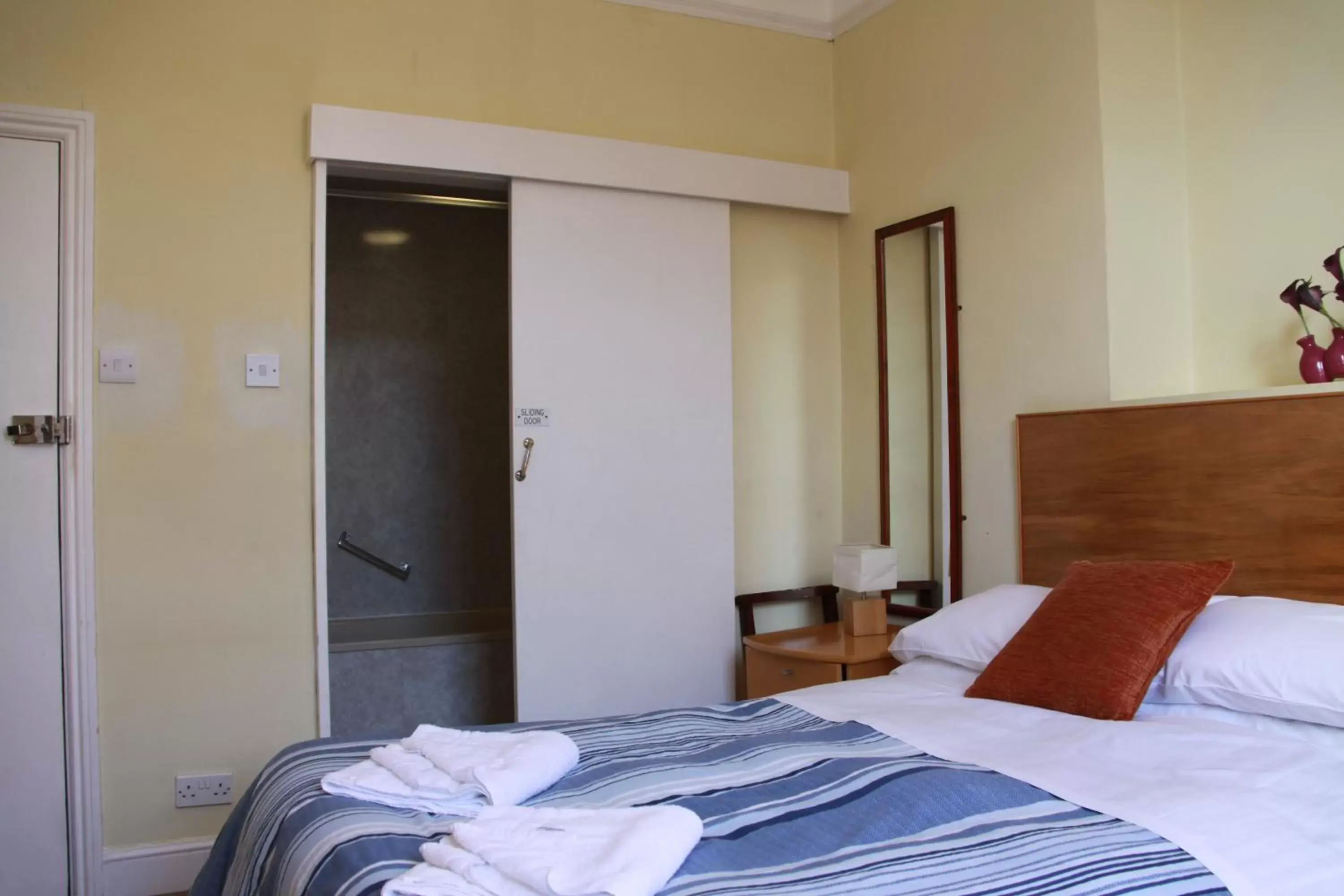 Twin Room with Private Bathroom in Ambassador Hotel Twin Room with Private Bathroom in Ambassador Hotel