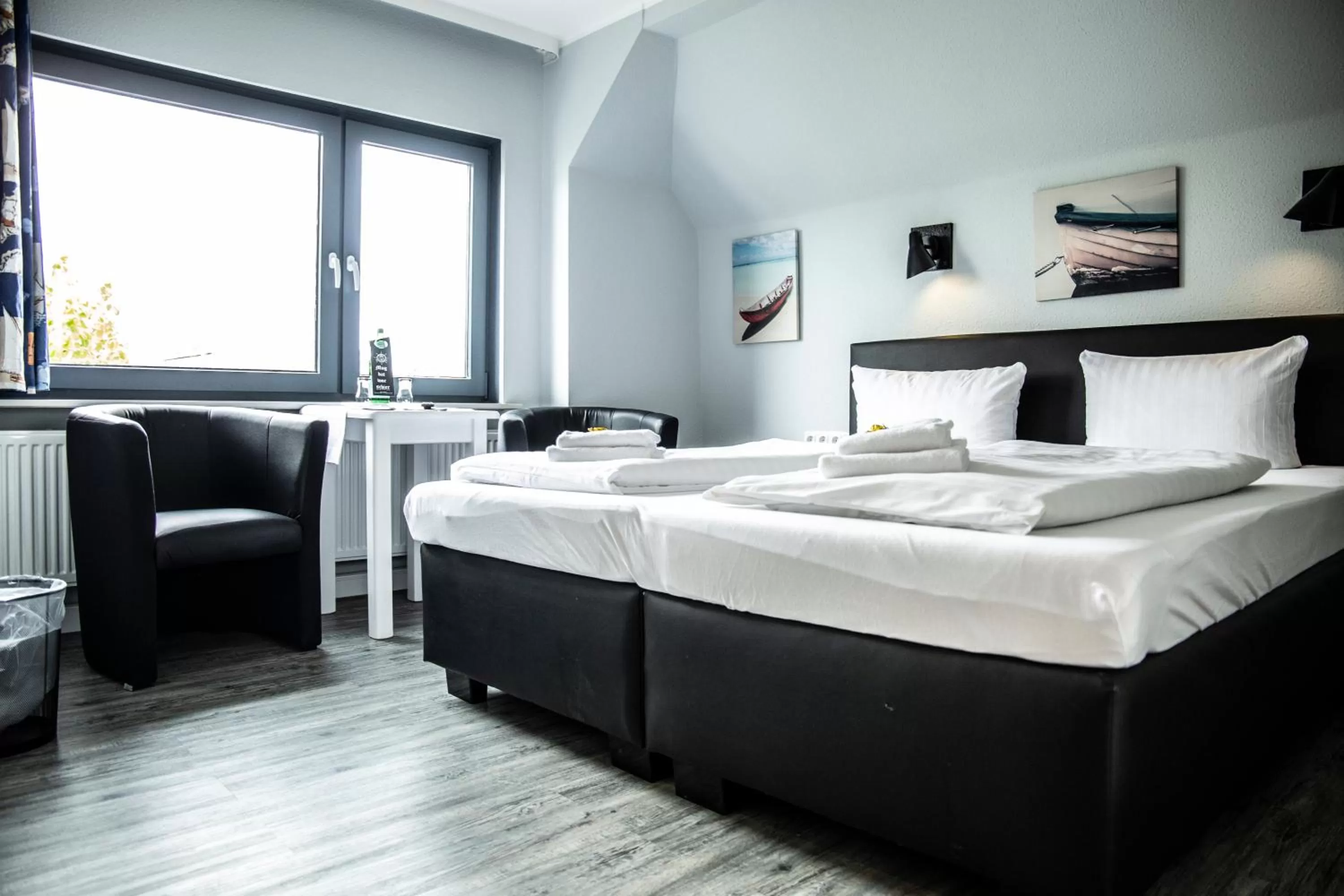 Photo of the whole room, Bed in Hotel Tum Stüürmann