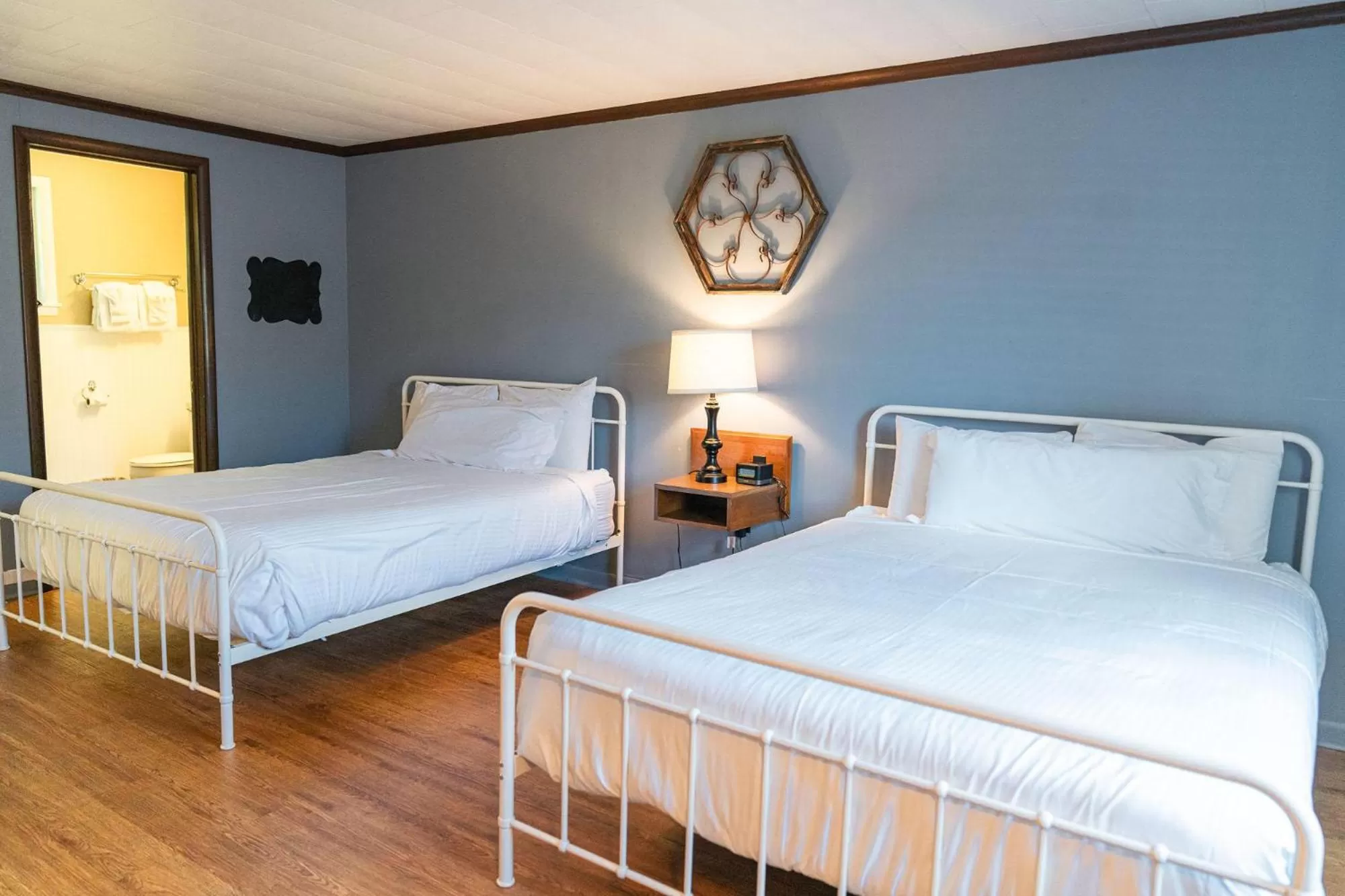 Bed in Whispering Winds Motel