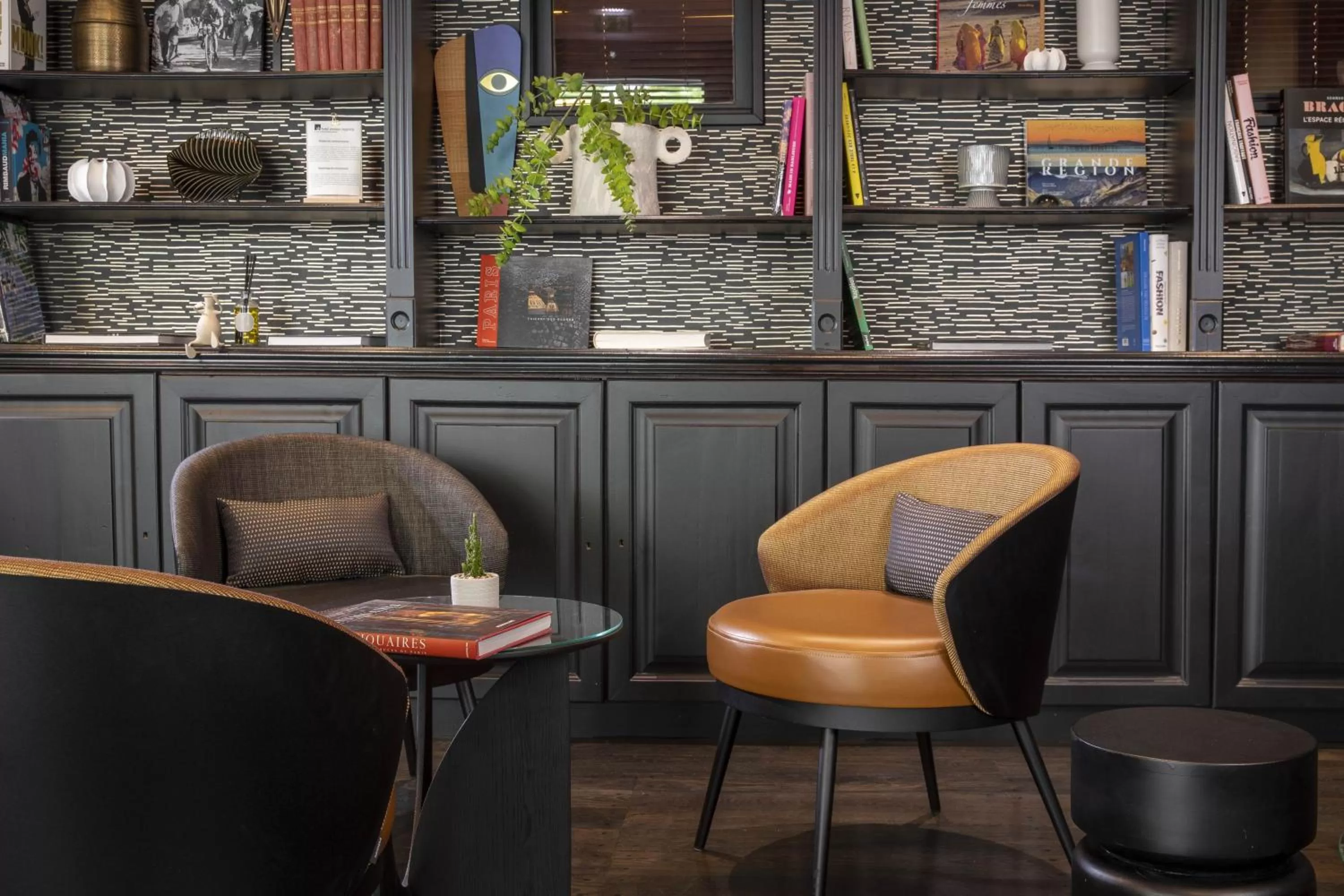 Library in Hôtel Elysées Régencia