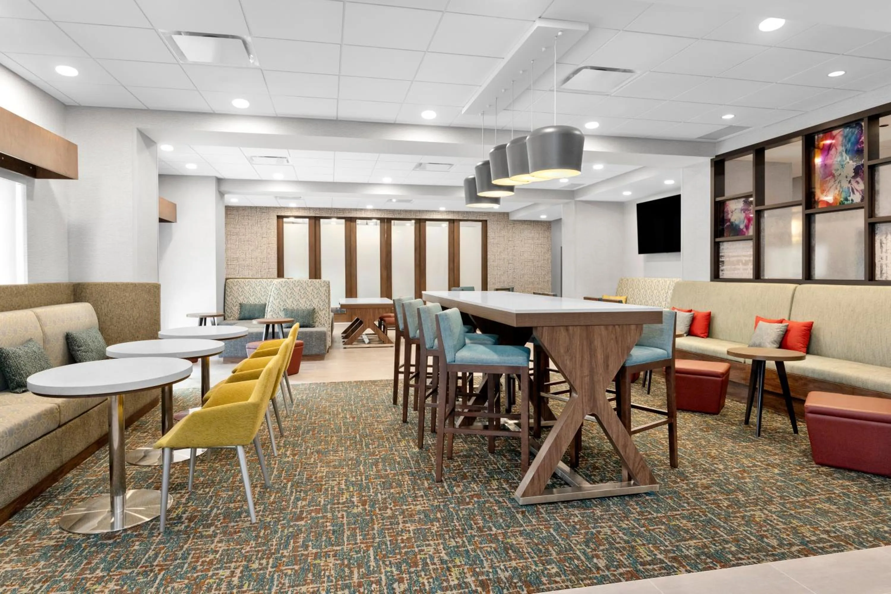 Communal lounge/ TV room in Hampton Inn By Hilton Cornwall