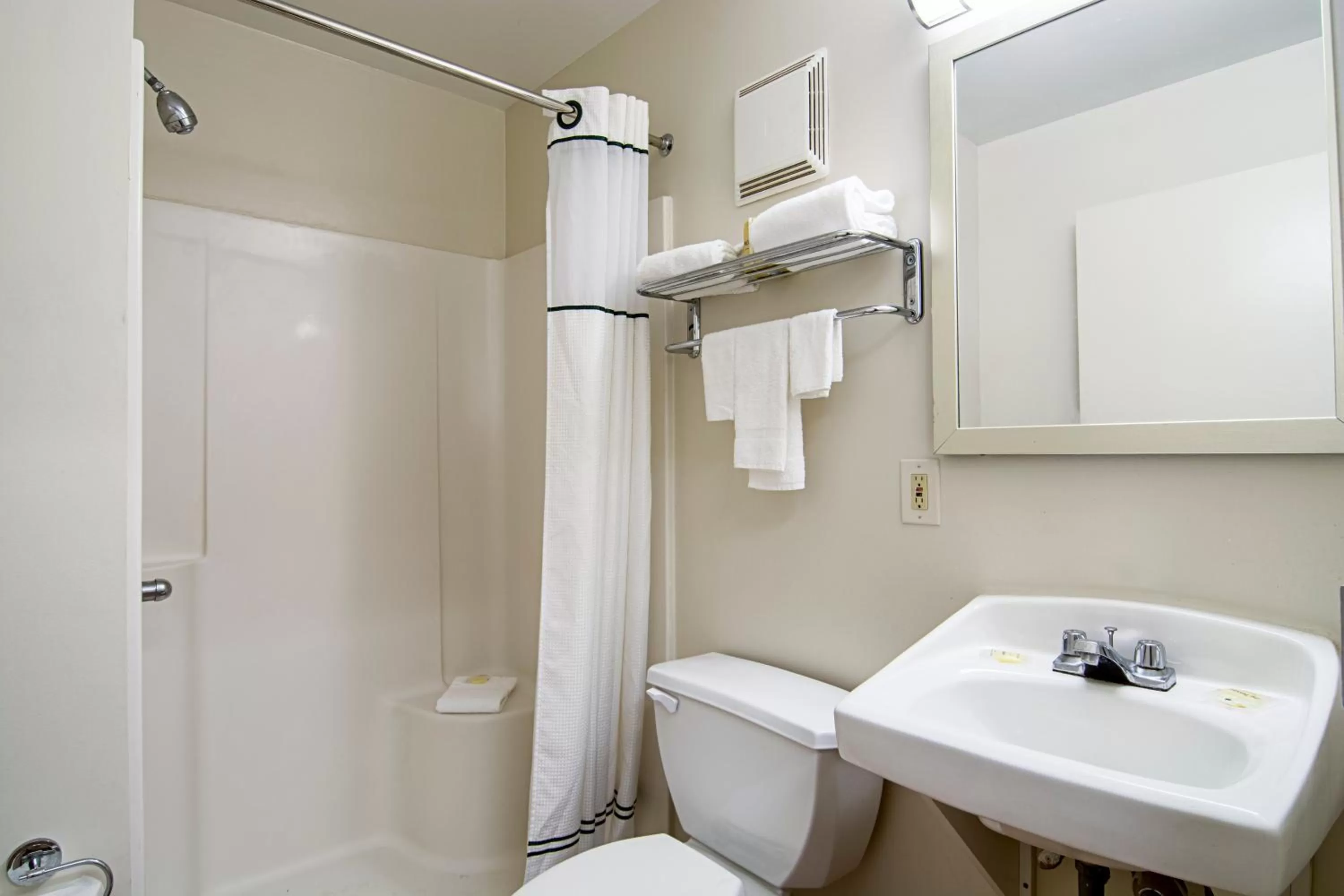 Photo of the whole room in HomeTowne Studios by Red Roof Chicago - Waukegan