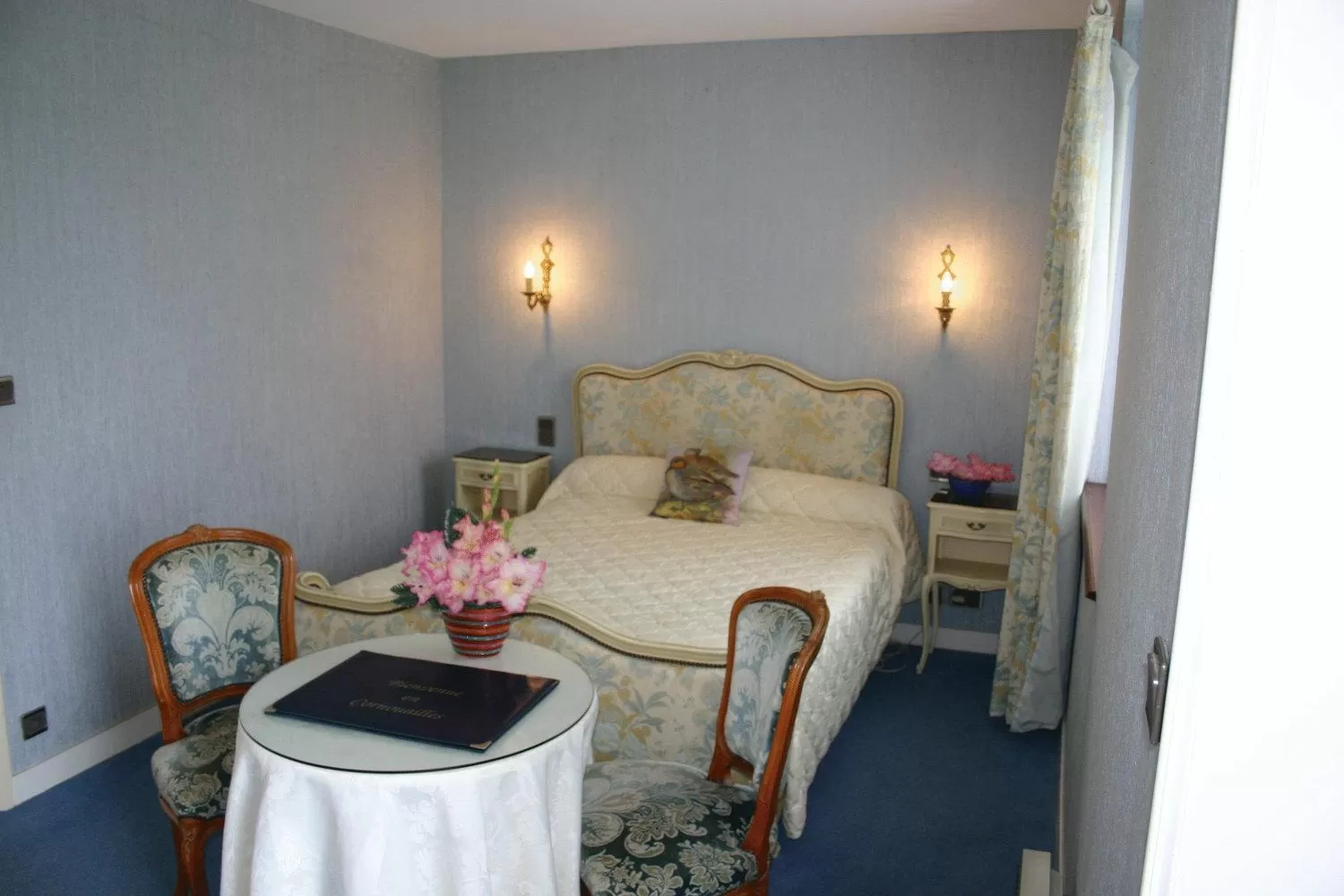 Photo of the whole room, Bed in Domaine De Kerstinec/Kerland