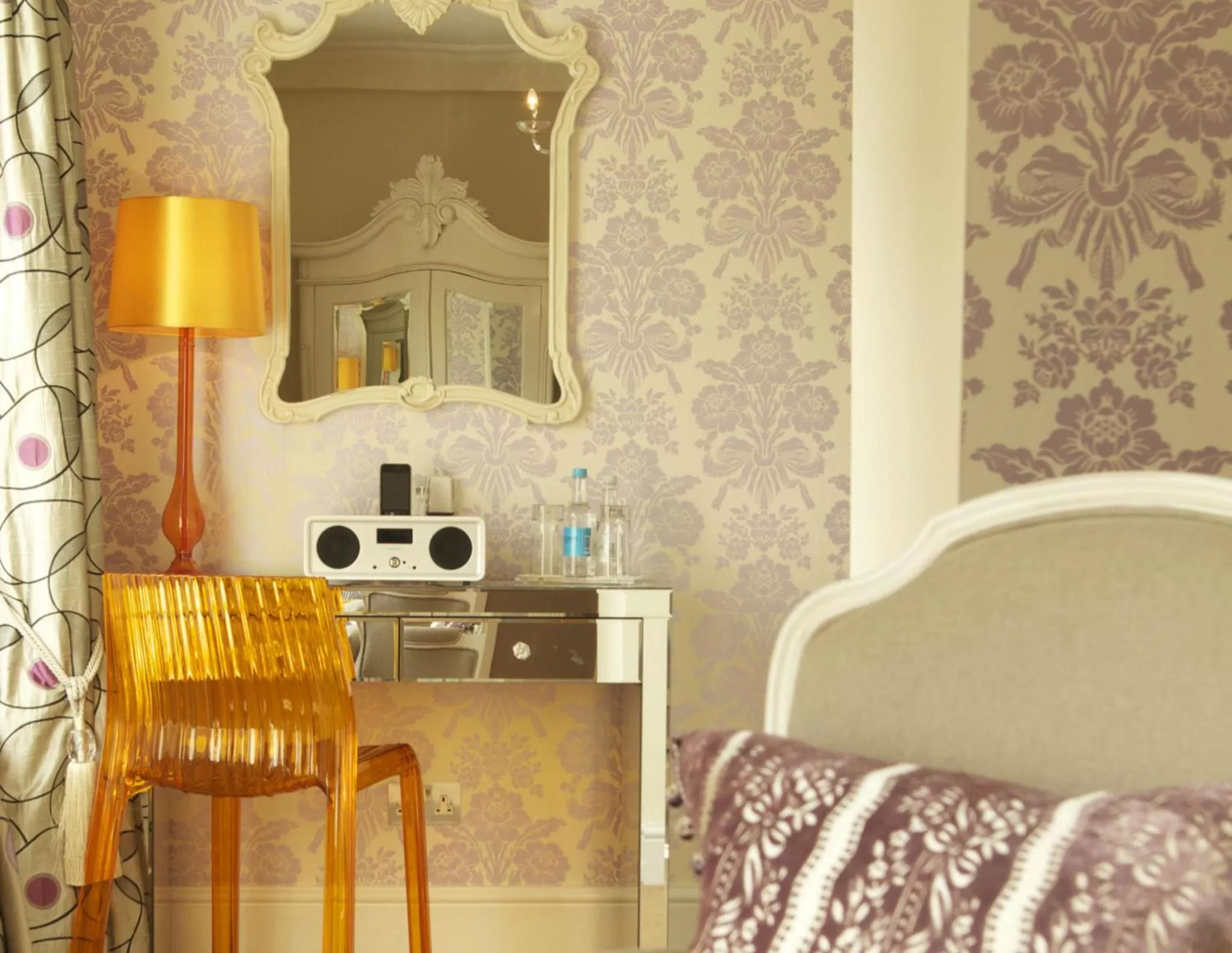 Living room in Angel Hotel