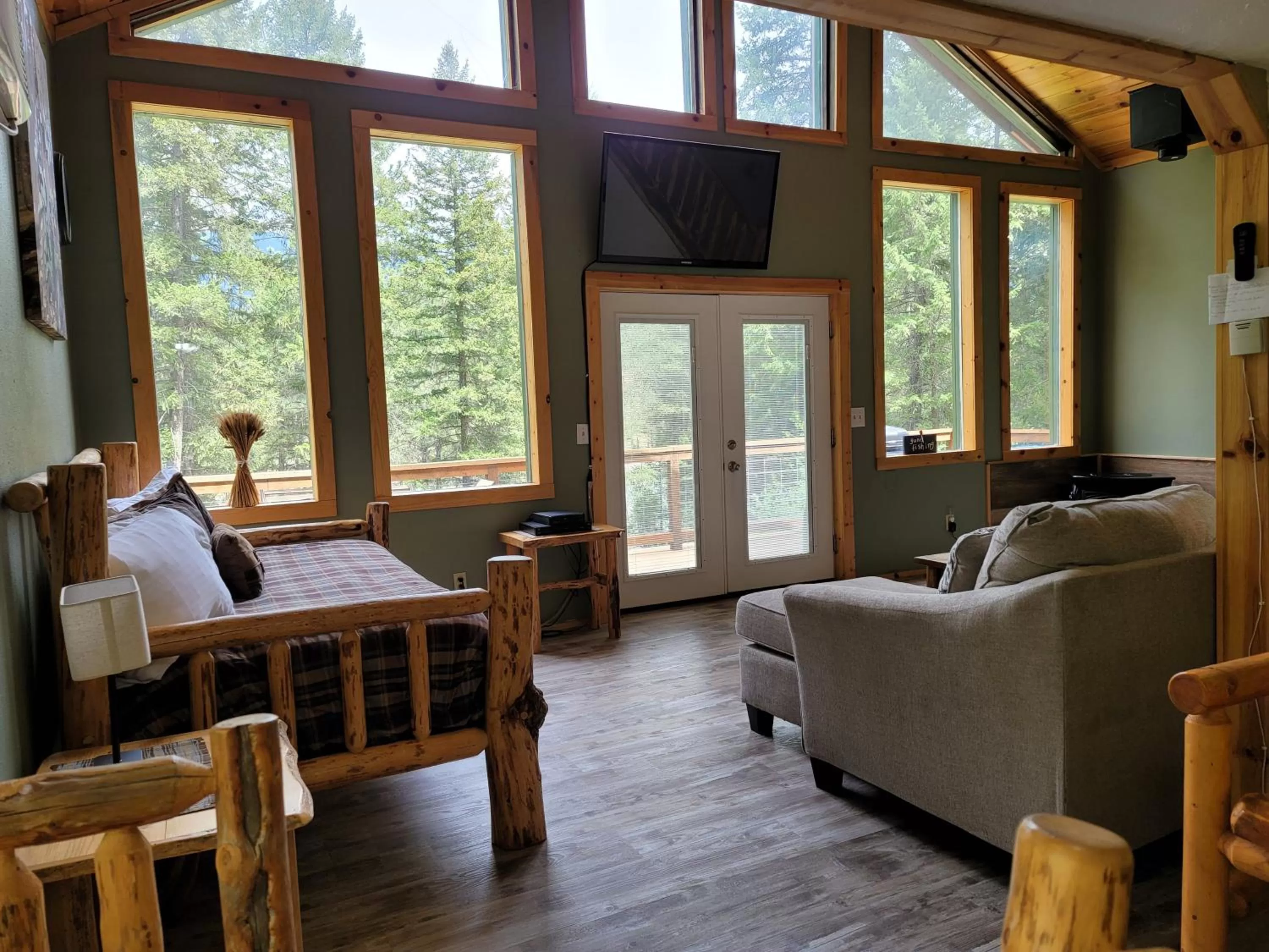 Riverfront Motel & Cabins