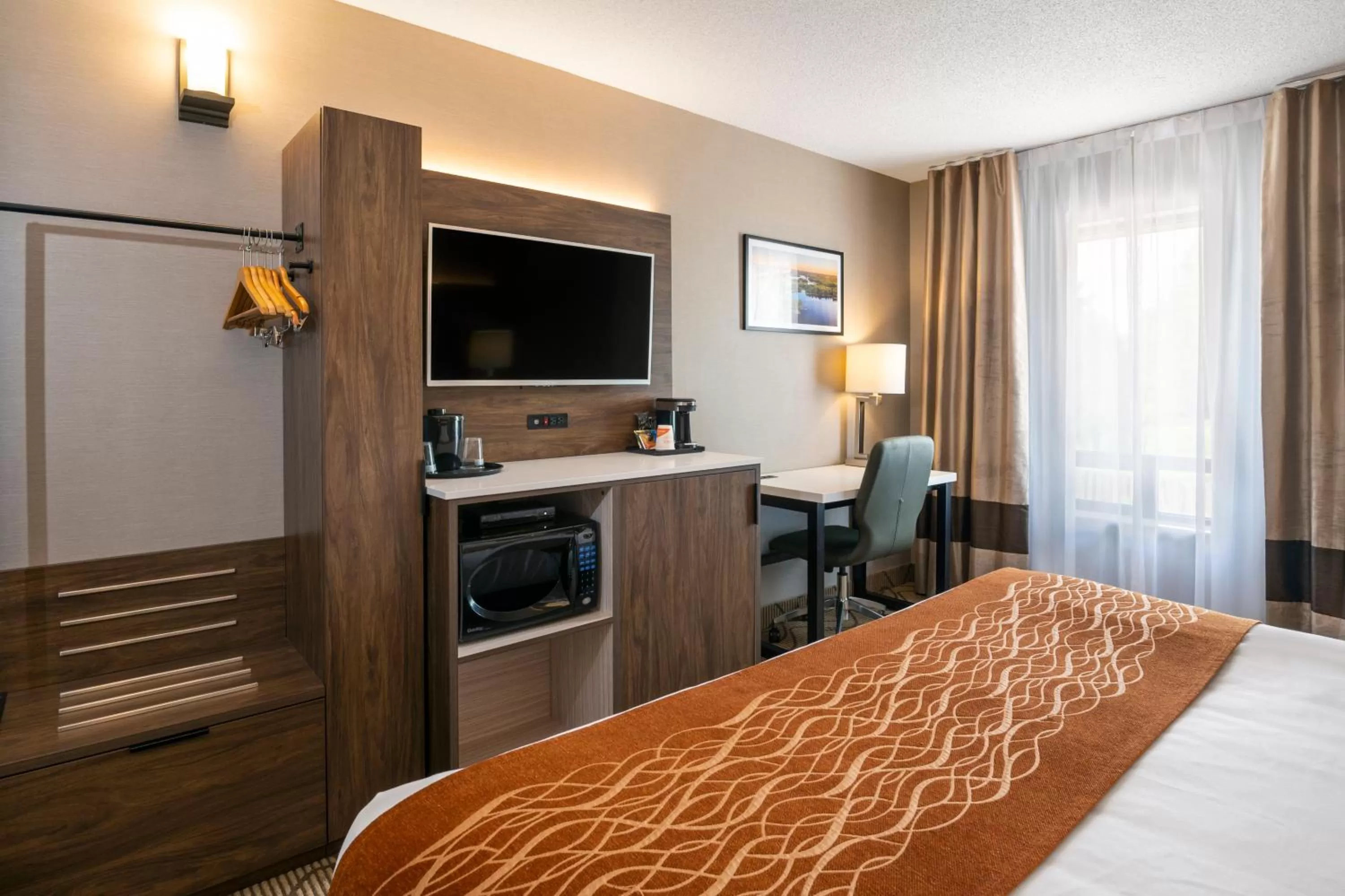 TV and multimedia, Bed in Comfort Inn Lakeshore