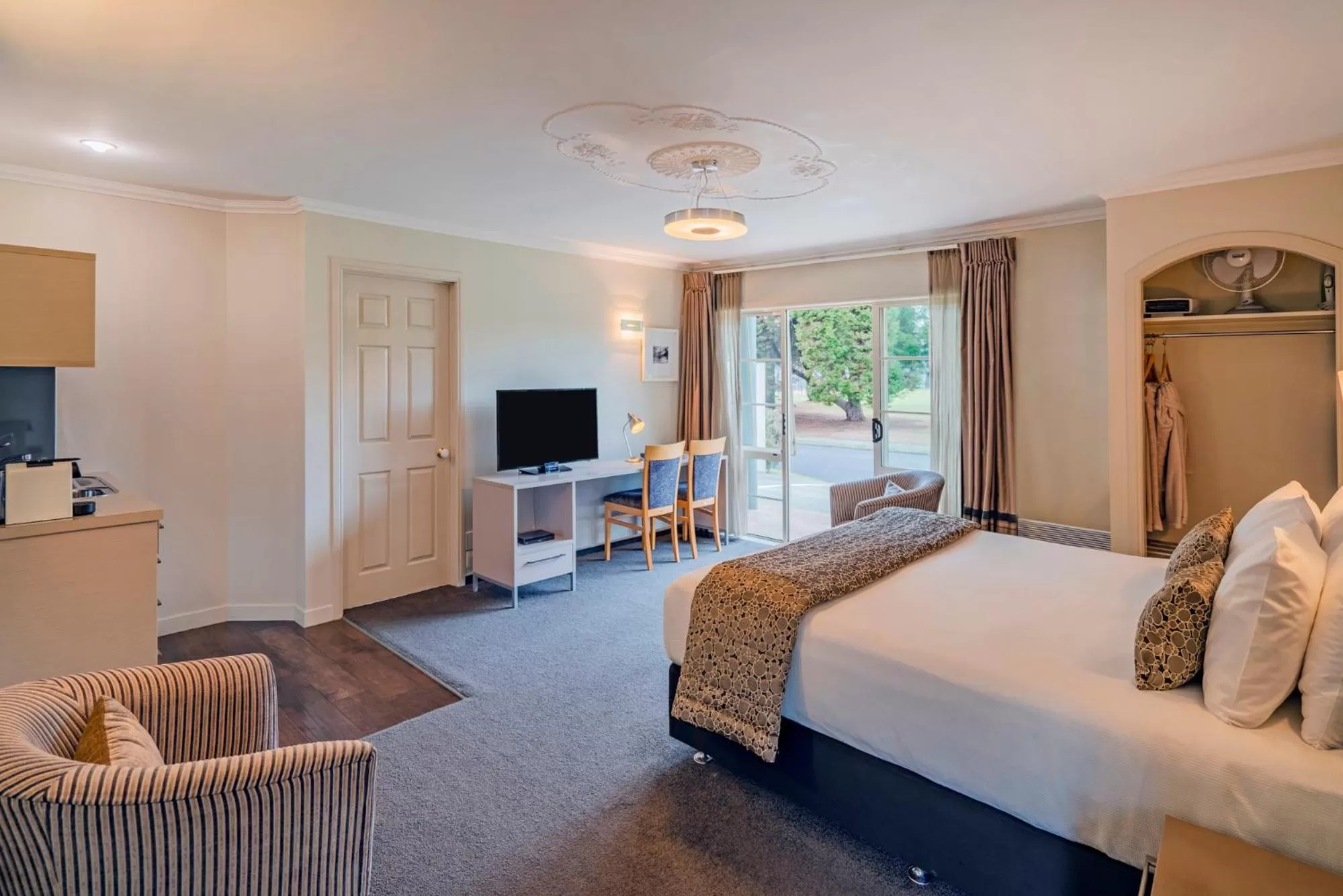 Photo of the whole room, Bed in Silver Fern Rotorua Suites & Spa