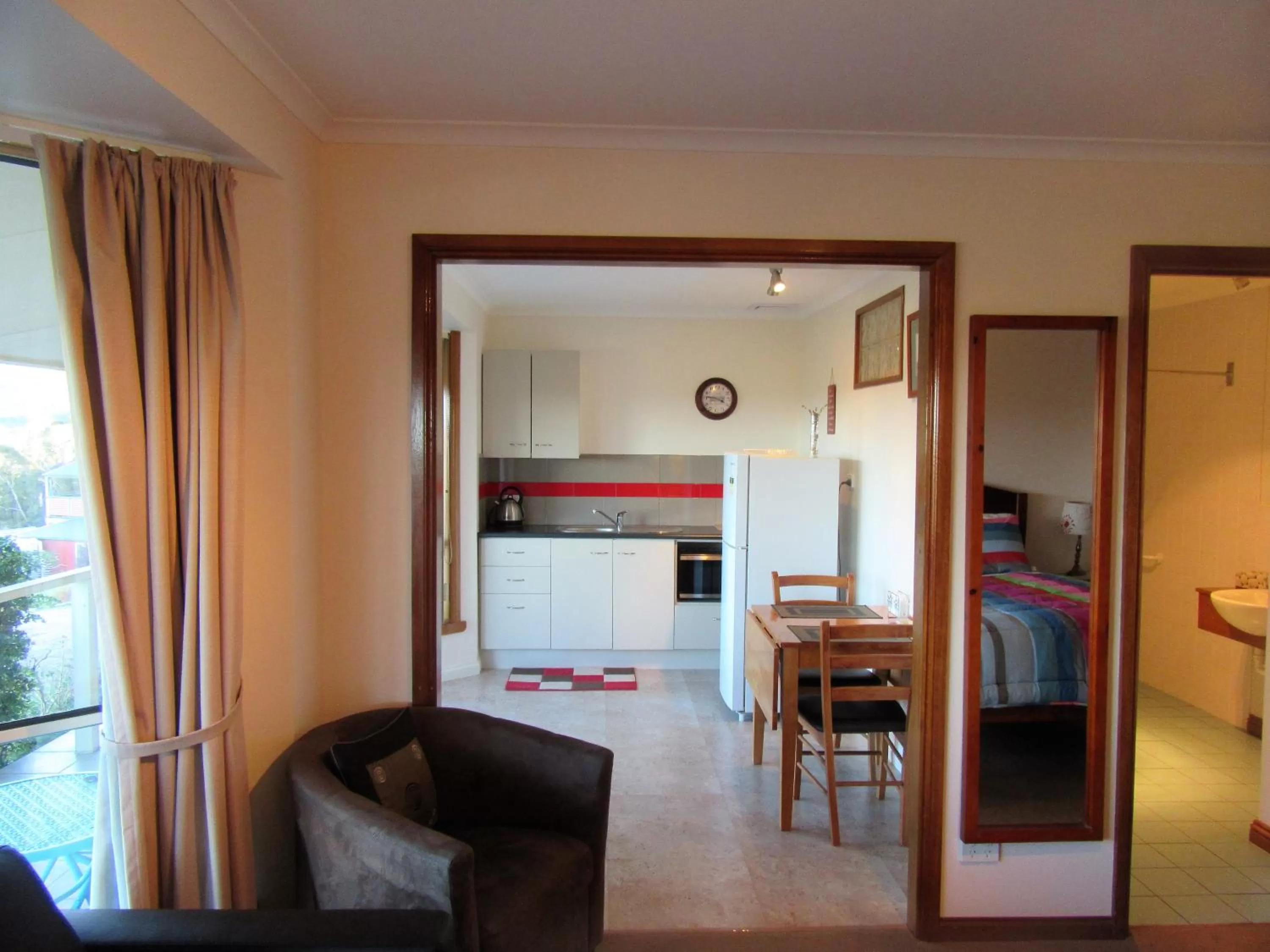 Kitchen or kitchenette, Seating Area in Sherwood View Accommodation