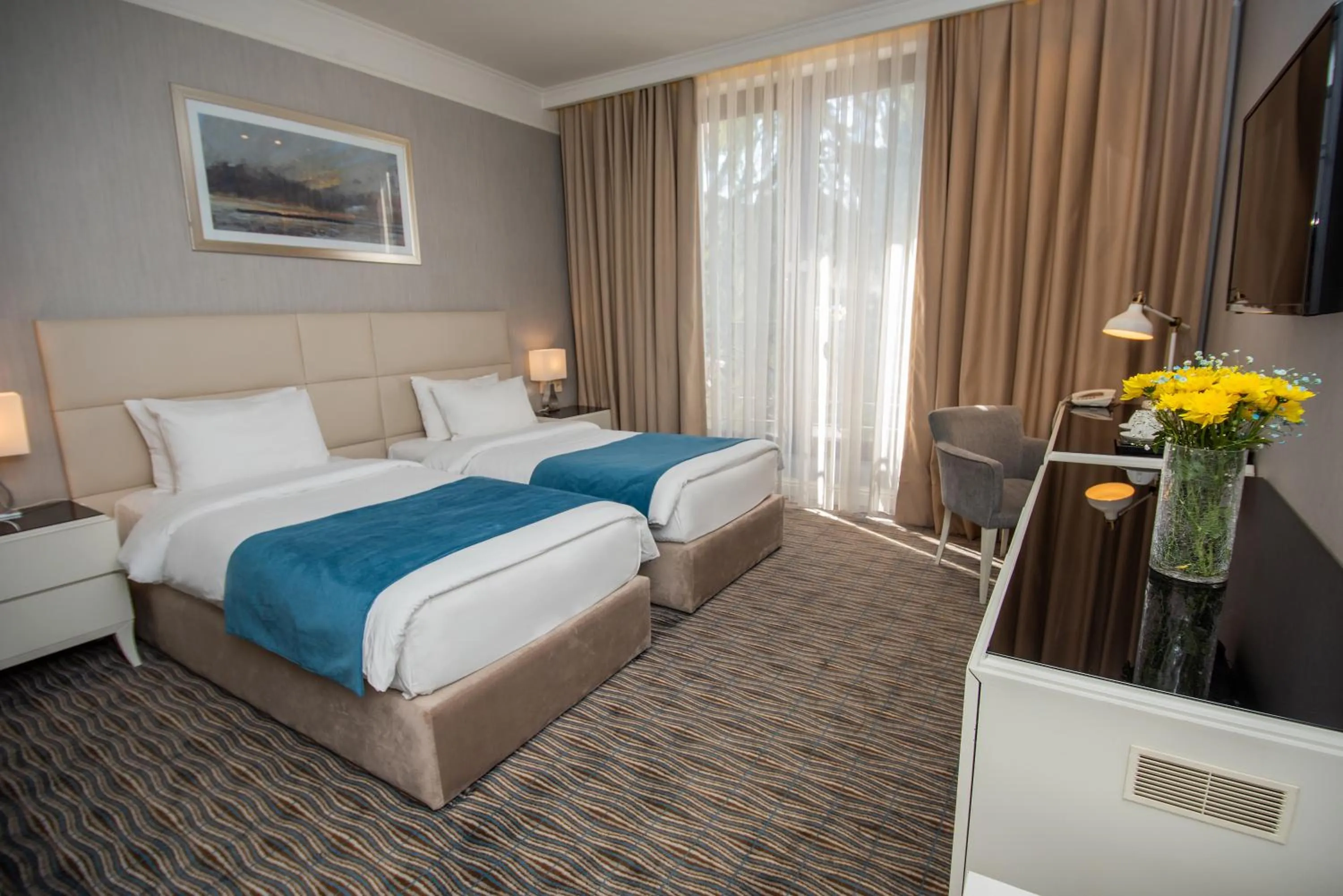 Bedroom, Bed in City Avenue Hotel