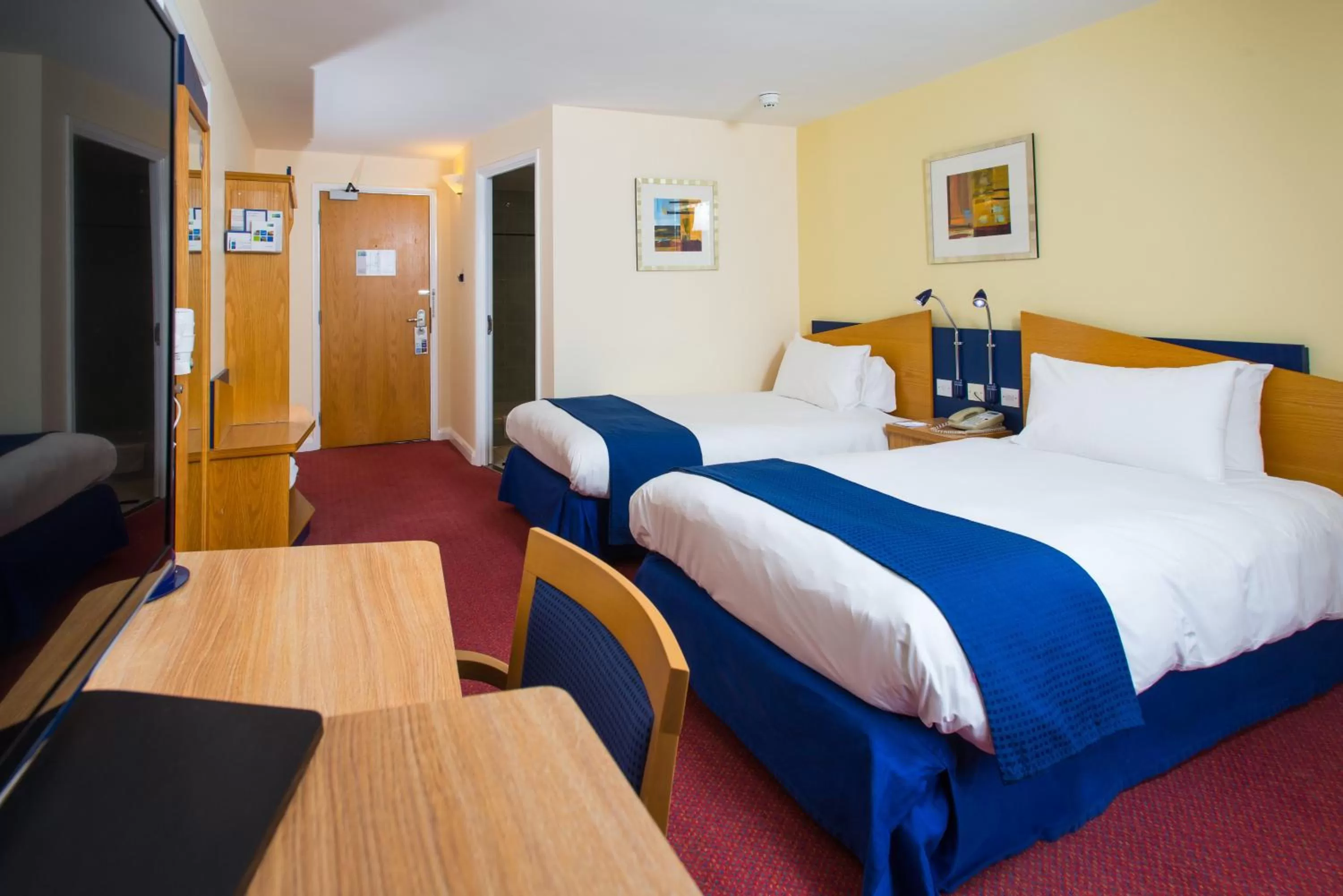 Photo of the whole room, Bed in Holiday Inn Express Bradford City Centre by IHG