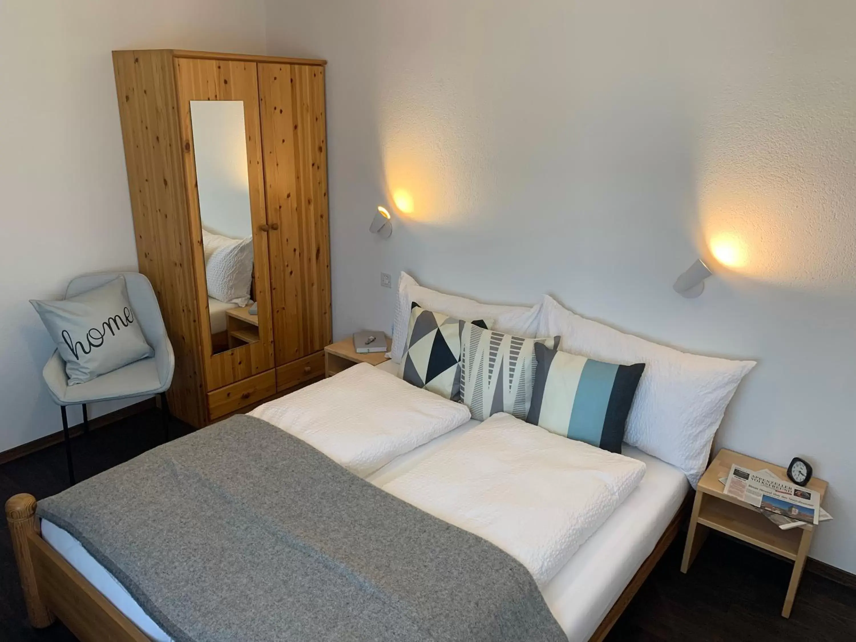 Double Room with Shared Bathroom - single occupancy in Hotel B&B Stossplatz anytime and easy self Check-in Double Room with Shared Bathroom - single occupancy in Hotel B&B Stossplatz anytime and easy self Check-in