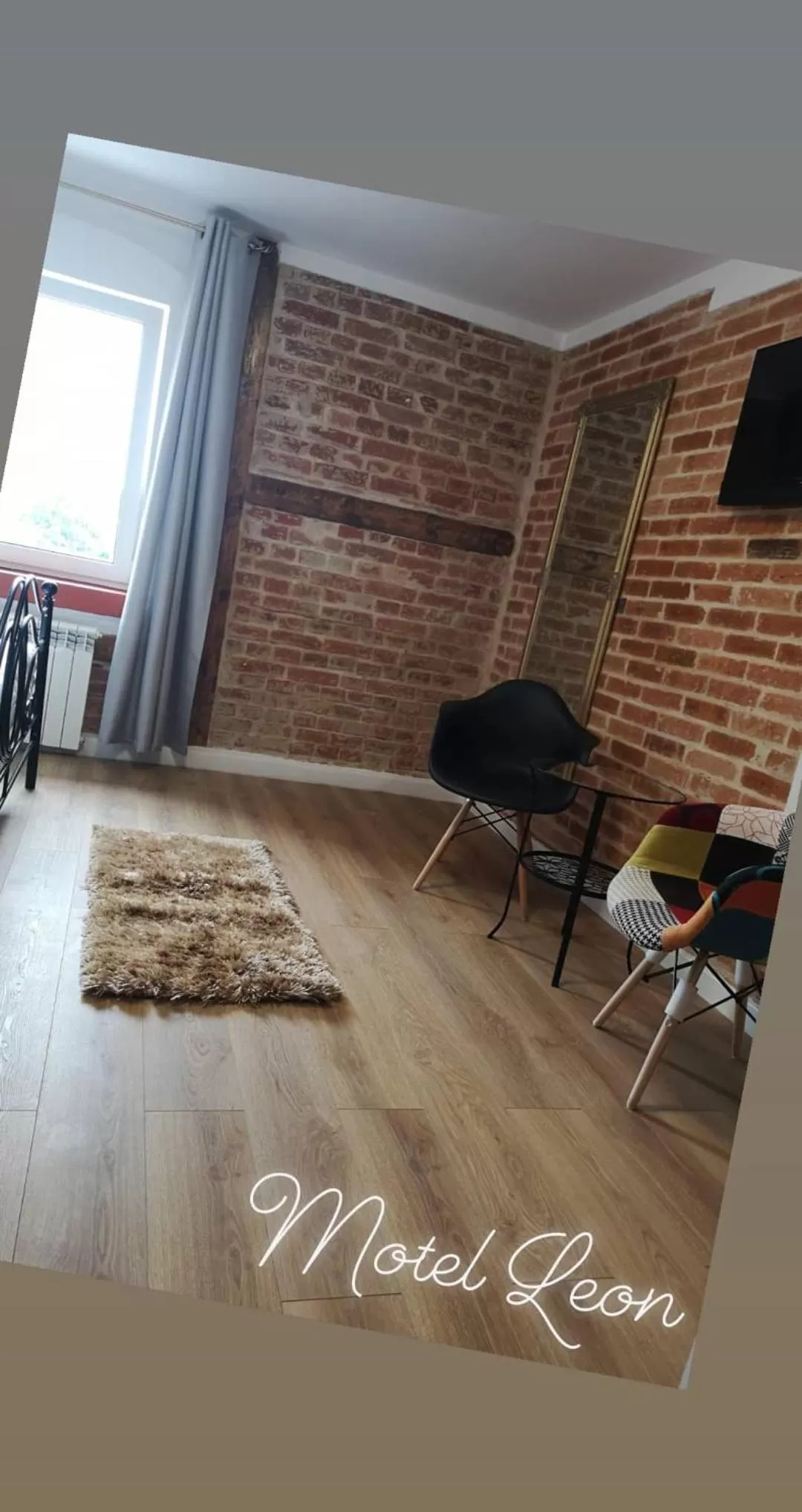 Photo of the whole room in Leon's Rooms