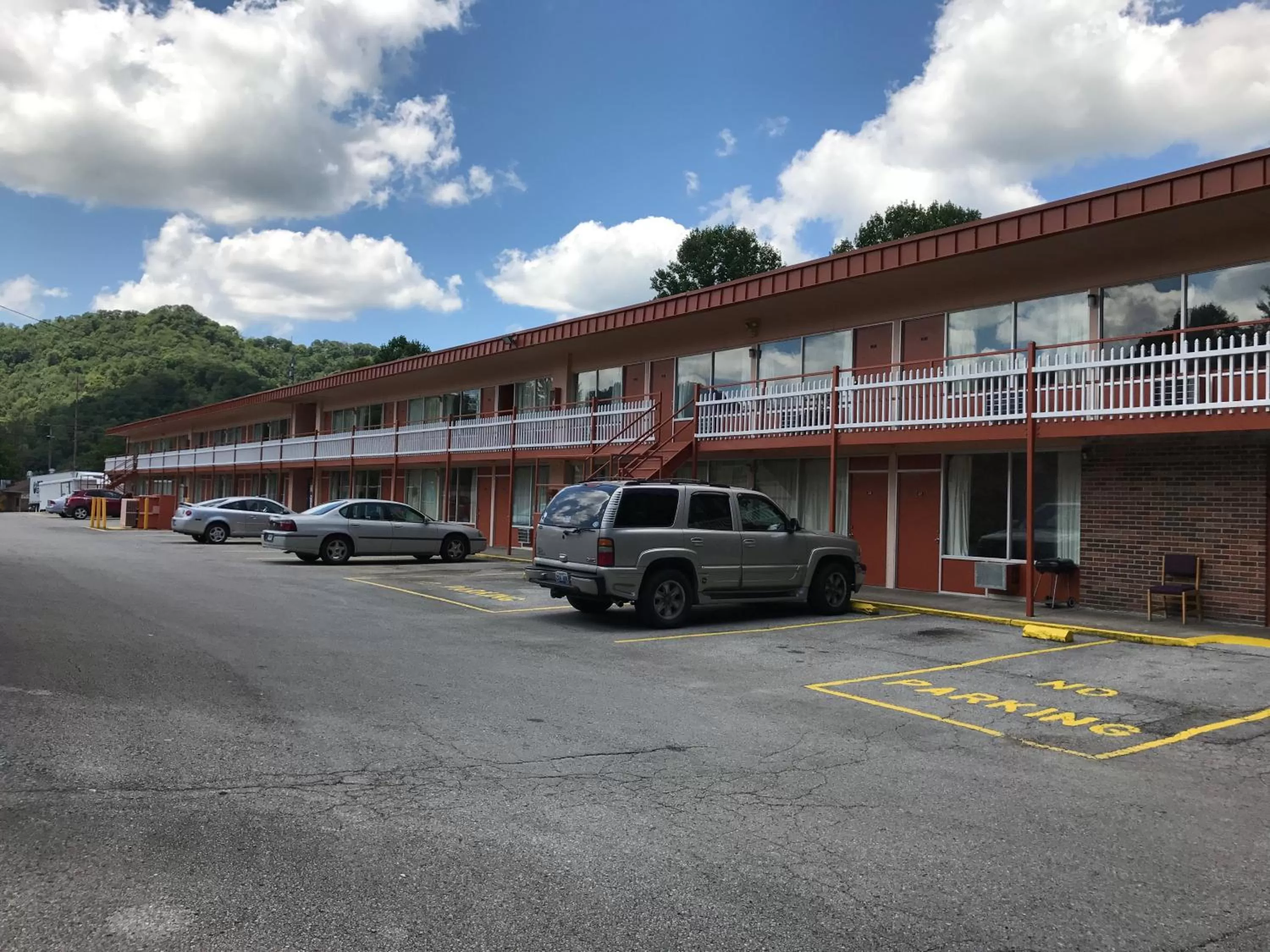Property building in Daniel Boone Motor Inn