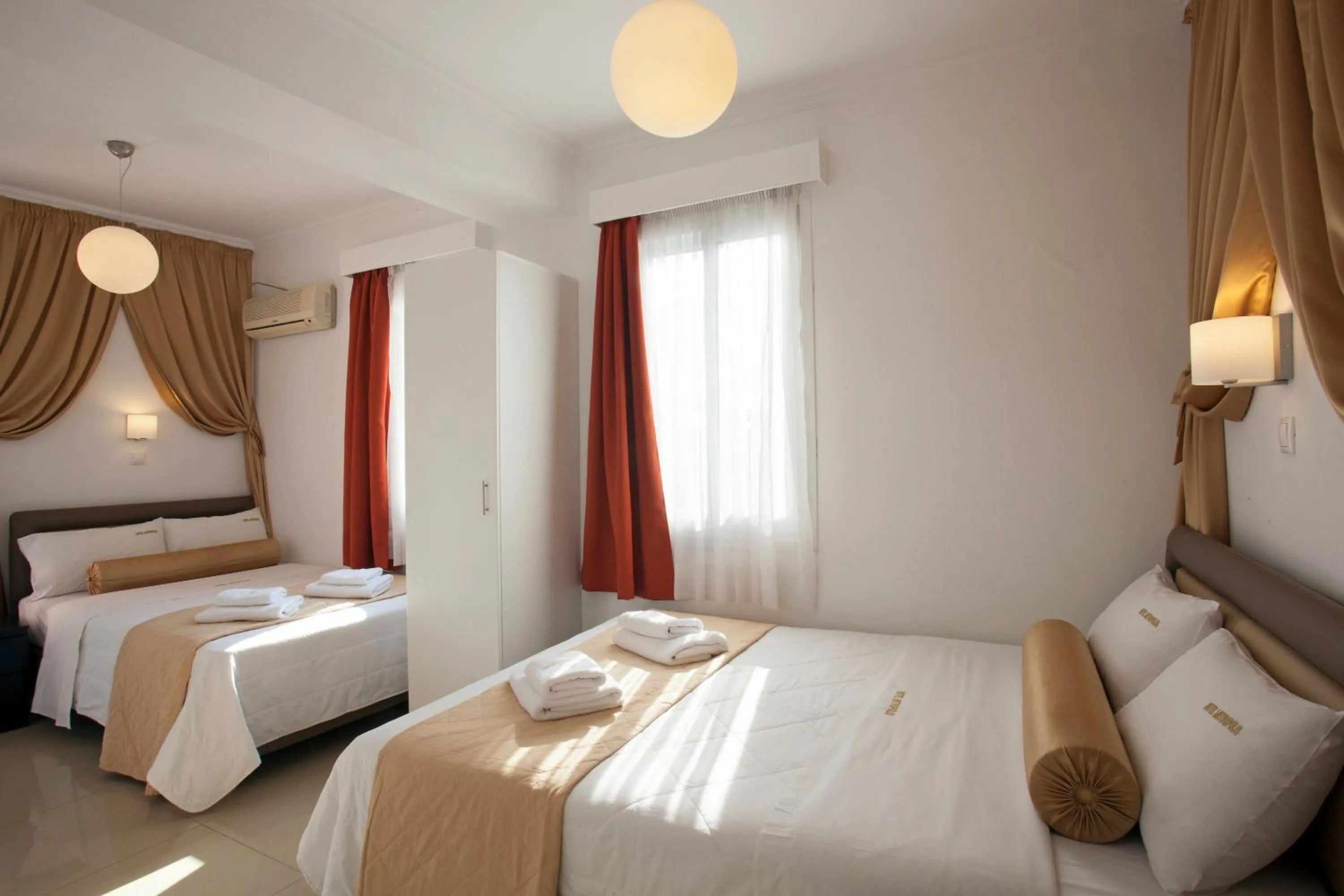 Bed in Metropolis Hotel