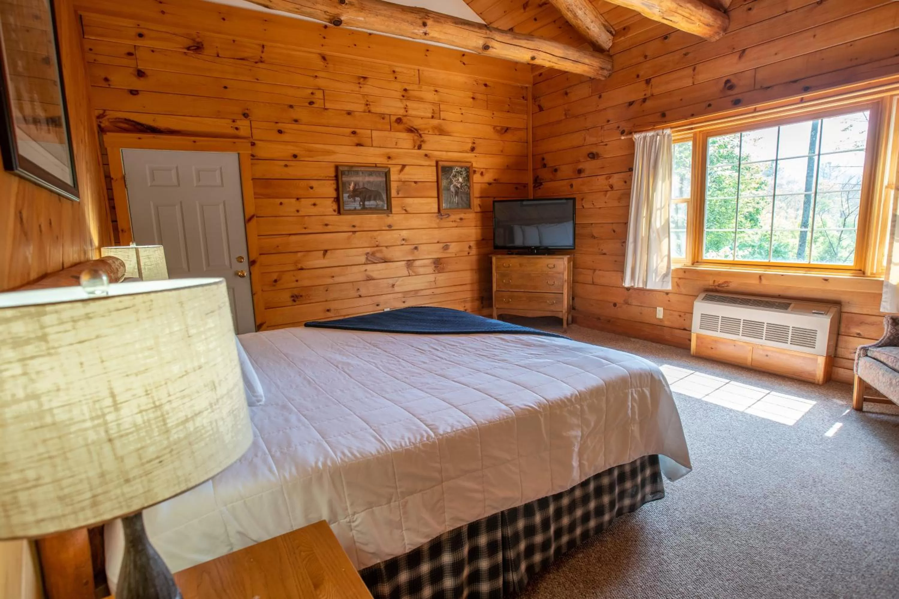 Bed in New England Inn & Lodge