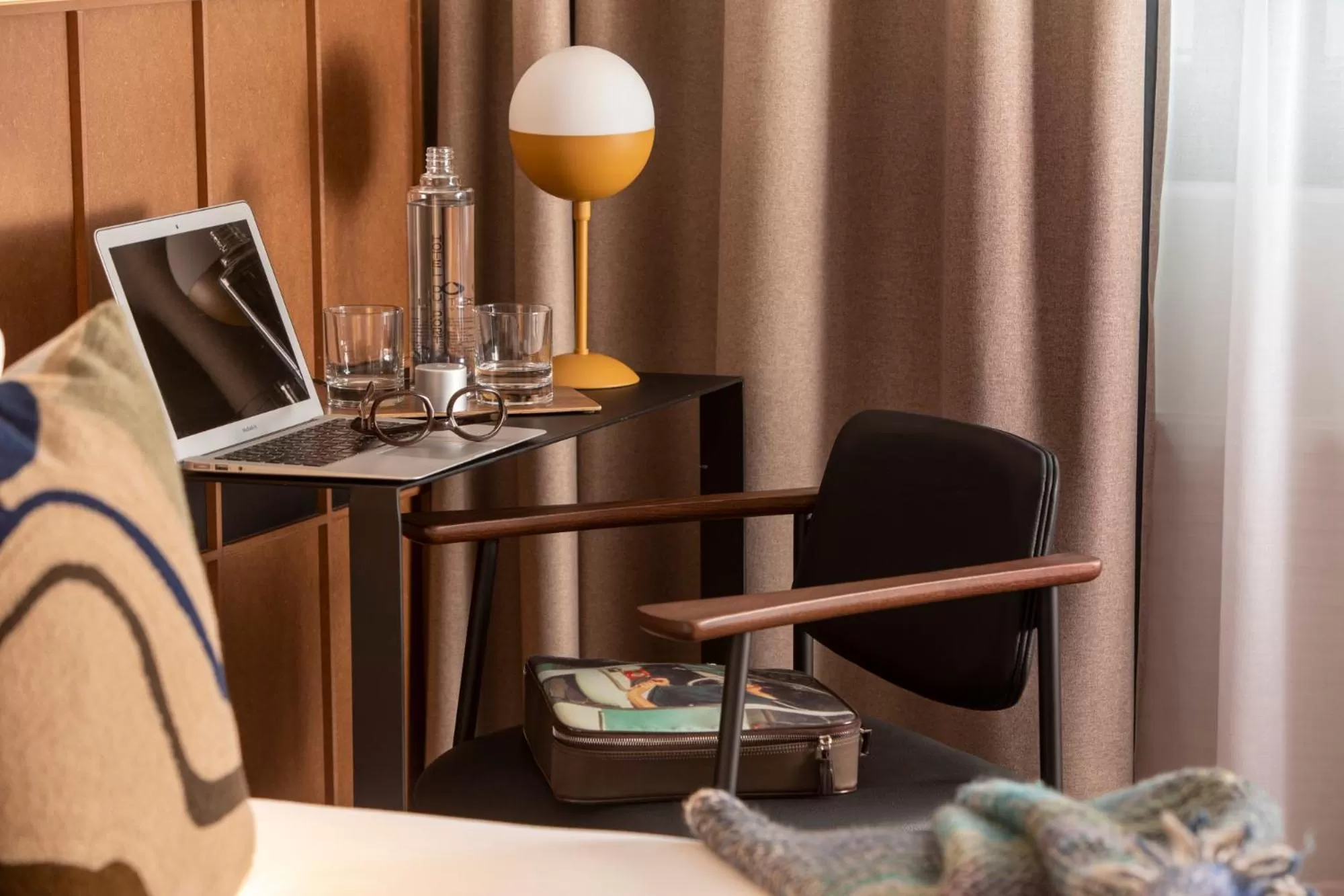 Decorative detail in Hôtel du Port