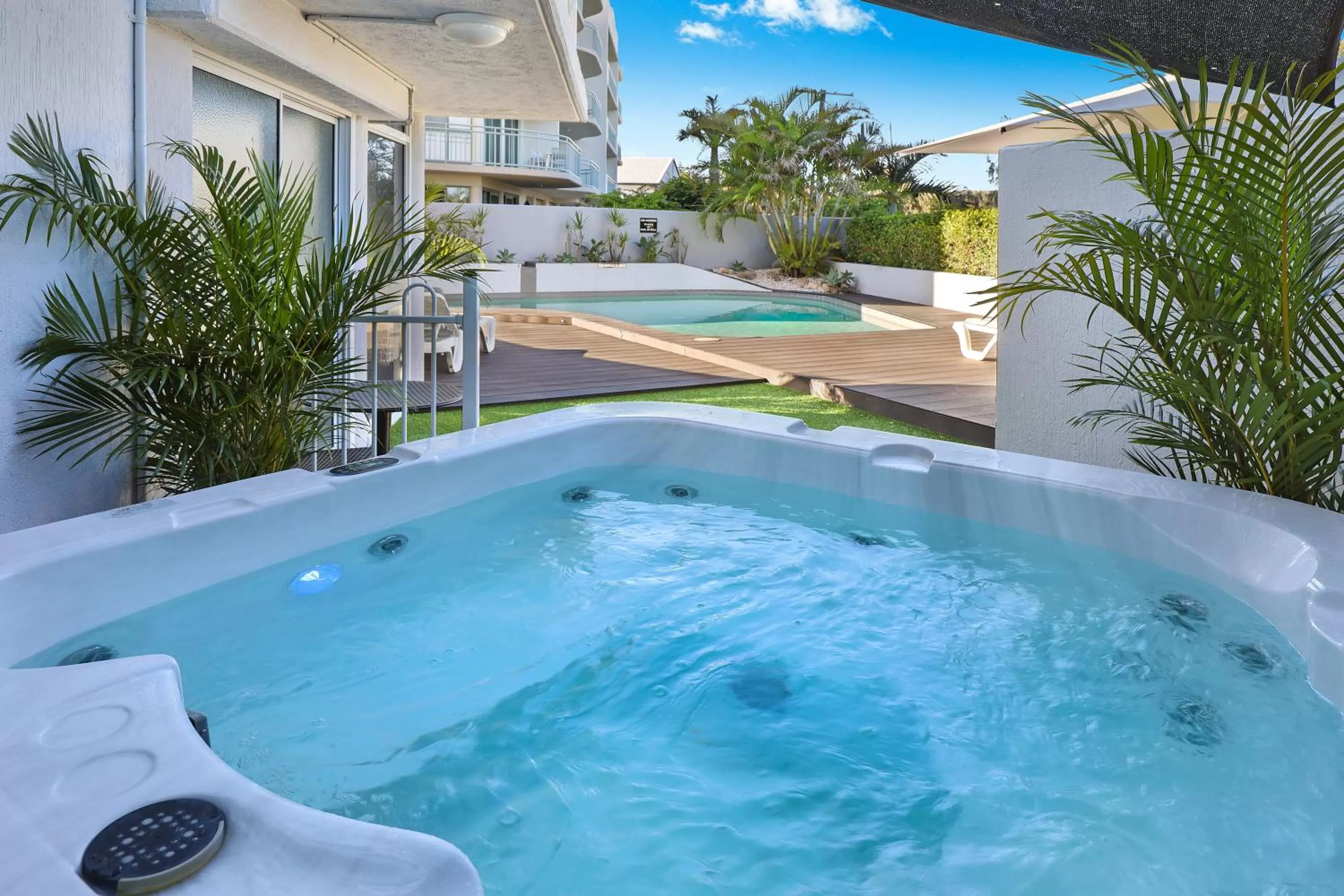 Hot Tub in Beachside Resort Kawana Waters