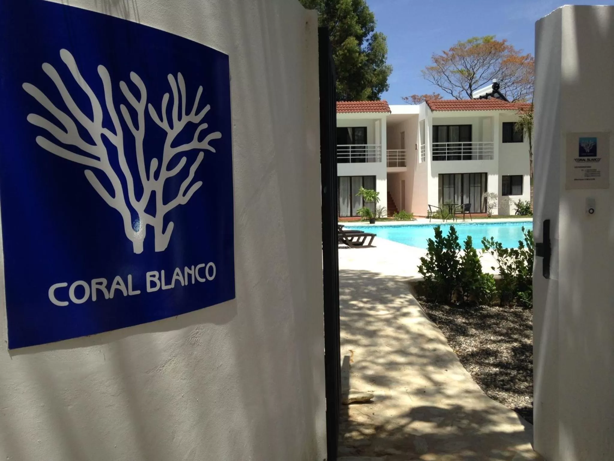 Facade/entrance in Coral Blanco Hotel